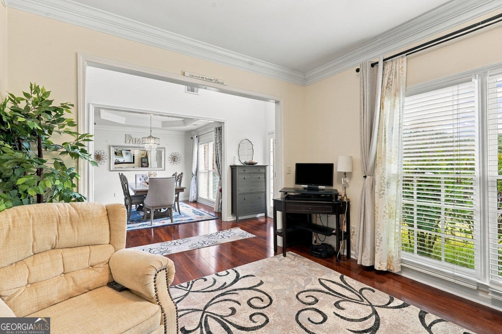 4 bedroom, 2.5 bathroom, 3,068 sq ft single family residence for sale at 5015 Tidewater Way, Alpharetta, GA 30005 — photo 4
