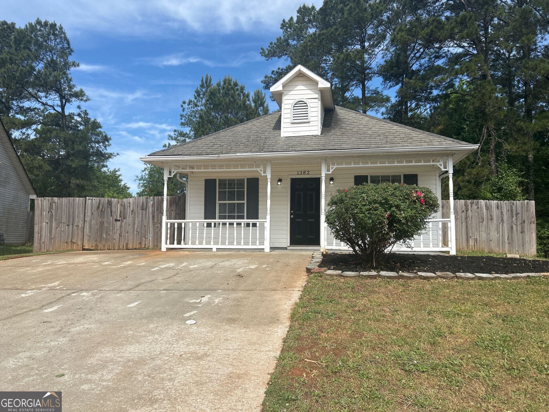 3 bedroom, 2 bathroom, 1,104 sq ft single family residence for sale at 1382 N Hampton Drive, Hampton, GA 30228 — photo 1 of 21