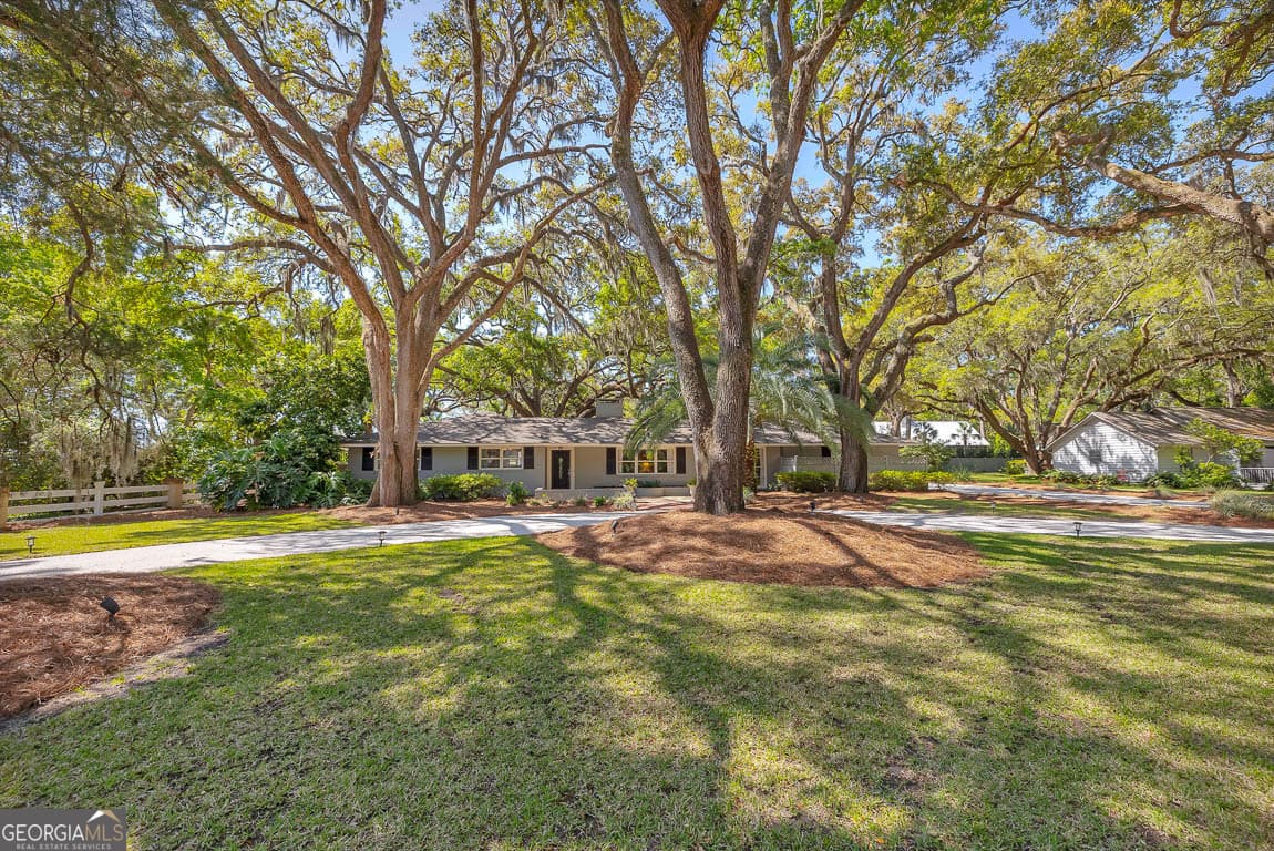 4 bedroom, 3.5 bathroom, 3,983 sq ft single family residence sold at 20 Frederica Oaks Lane, St. Simons, GA 31522