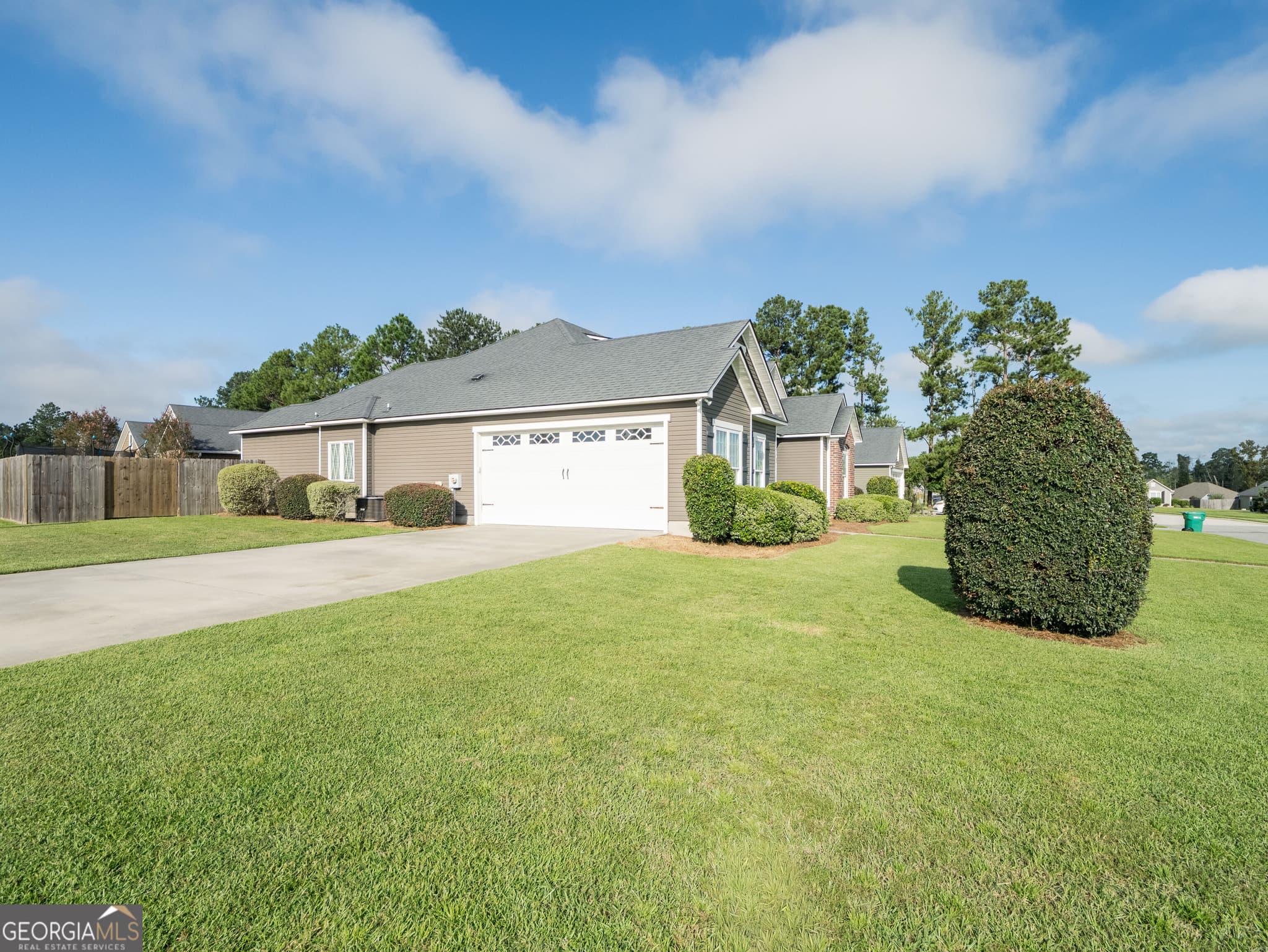 4 bedroom, 3.5 bathroom, 1,996 sq ft single family residence for sale at 4003 Gramercy Drive, Valdosta, GA 31605 — photo 2