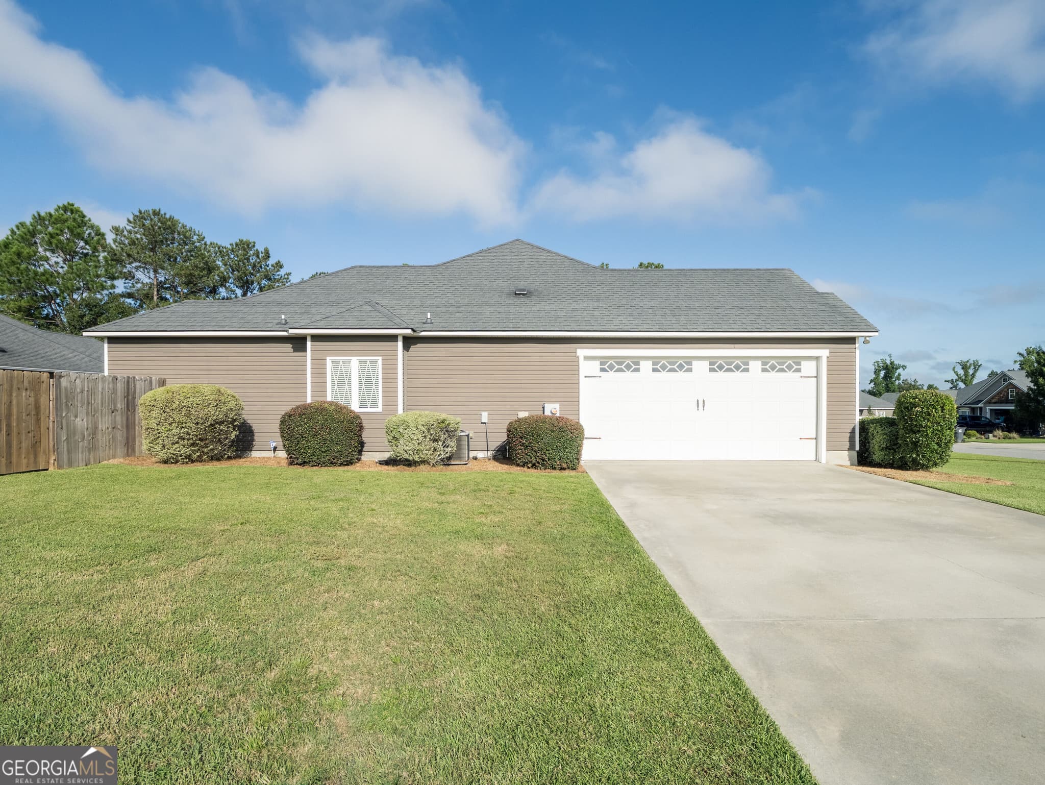 4 bedroom, 3.5 bathroom, 1,996 sq ft single family residence for sale at 4003 Gramercy Drive, Valdosta, GA 31605 — photo 3
