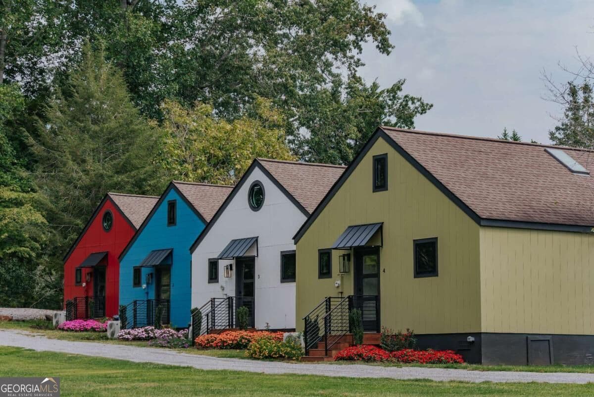 14 bedroom, 10 bathroom, 9,400 sq ft cabin,mixed use for sale at 834 Lower Bell Creek Road, Hiawassee, GA 30546 — photo 1 of 73