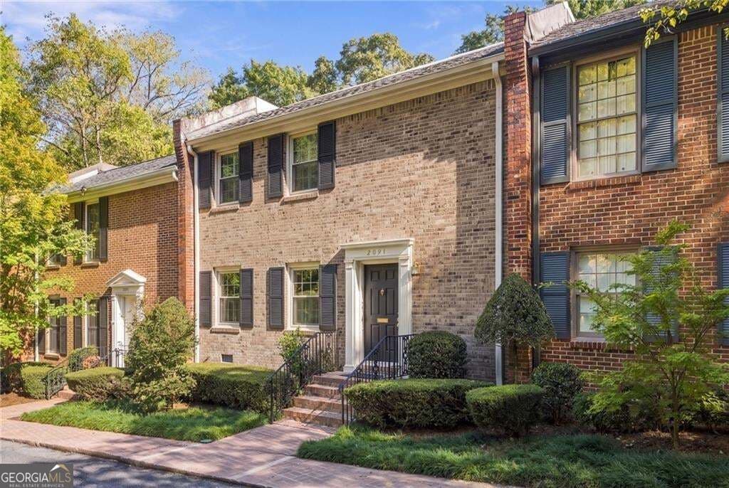 2 bedroom, 2.5 bathroom, 2,352 sq ft condominium for sale at 2091 Bohler Road, Atlanta, GA 30318 — photo 2