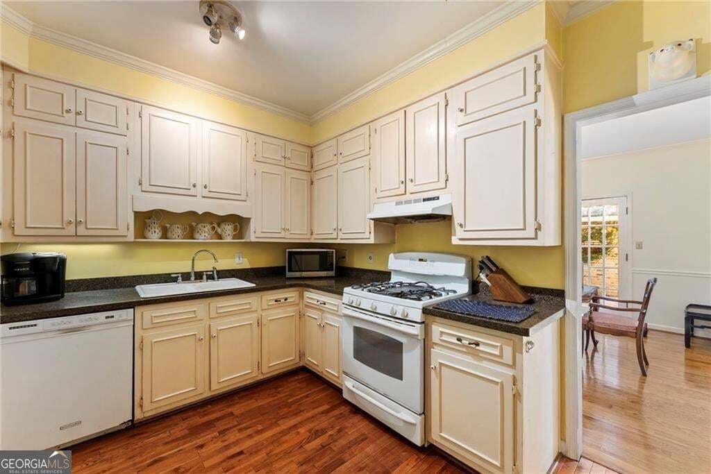 2 bedroom, 2.5 bathroom, 2,352 sq ft condominium for sale at 2091 Bohler Road, Atlanta, GA 30318 — photo 7