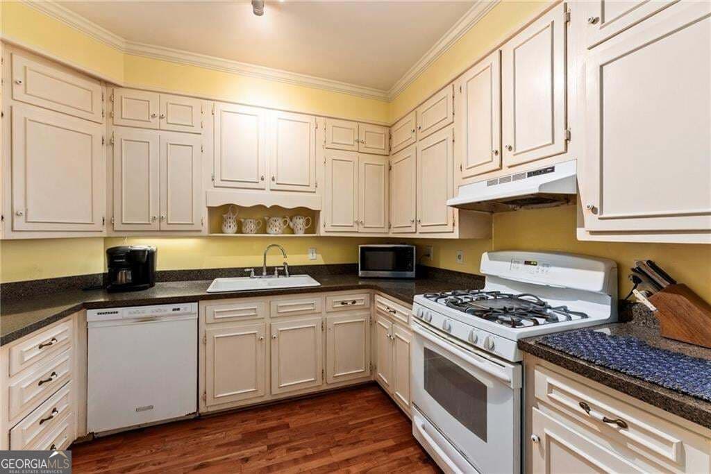 2 bedroom, 2.5 bathroom, 2,352 sq ft condominium for sale at 2091 Bohler Road, Atlanta, GA 30318 — photo 9