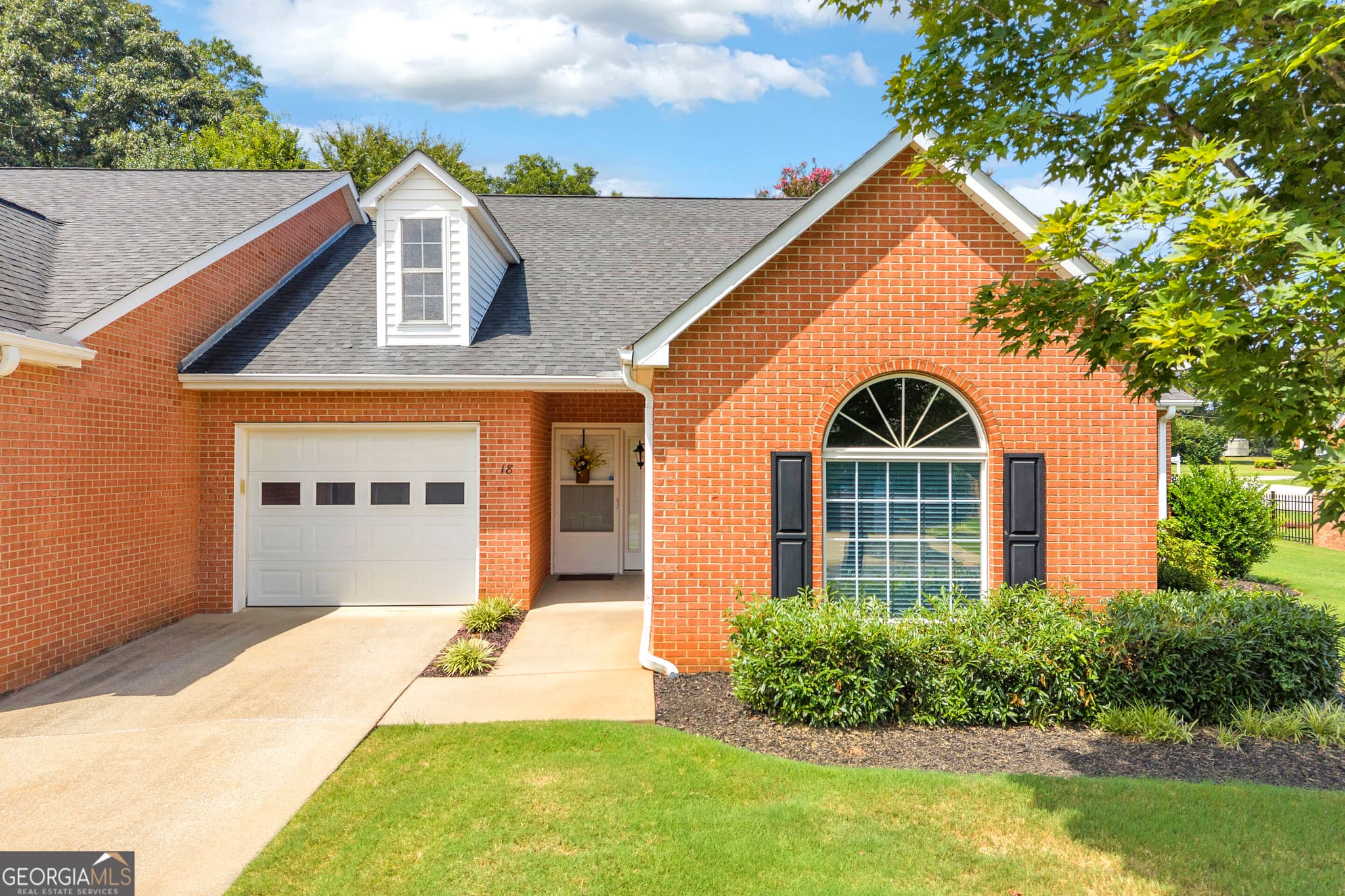 2 bedroom, 2 bathroom, 1,771 sq ft townhouse for sale at 18 Somerset Court, Hartwell, GA 30643