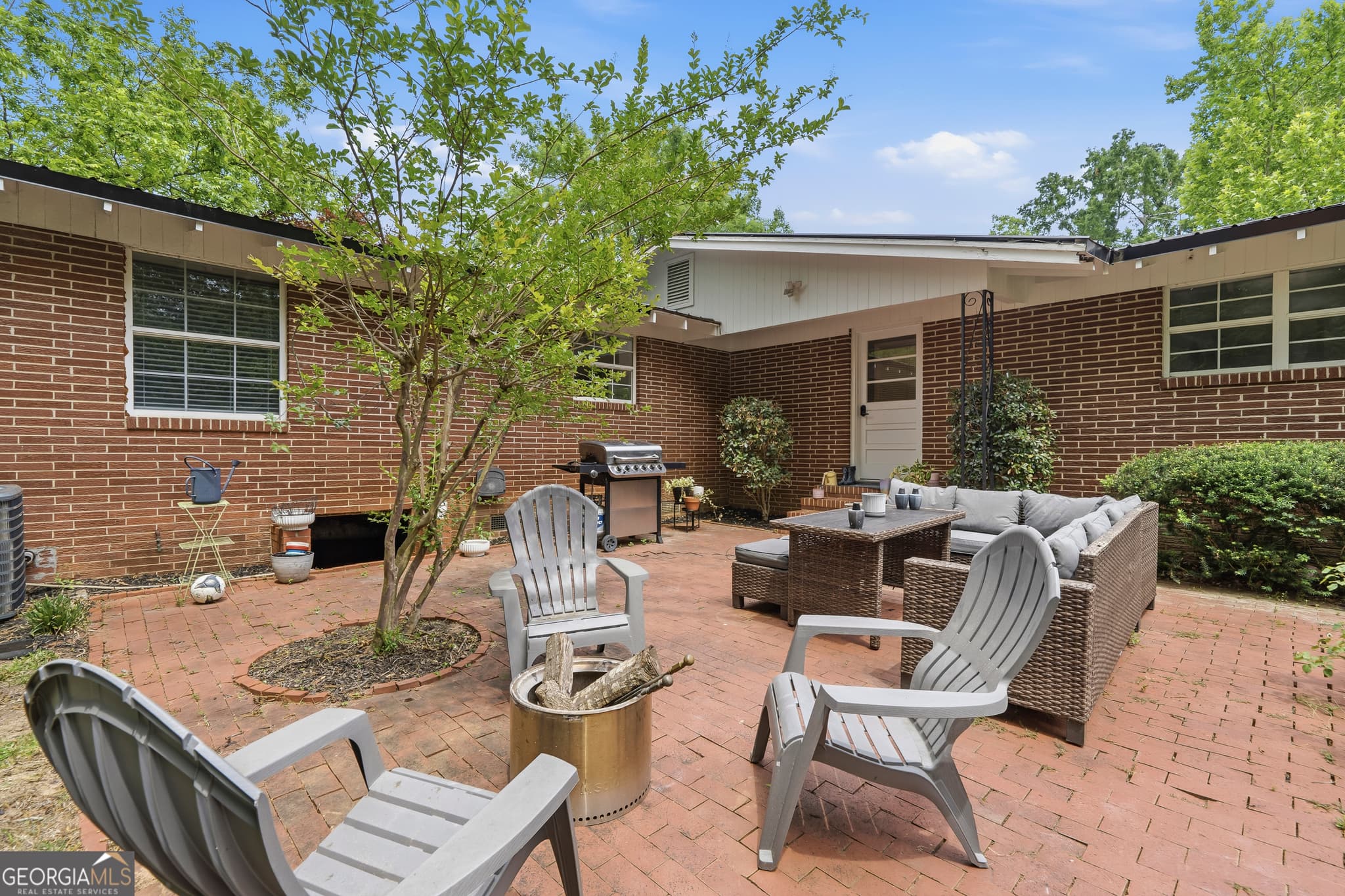 6 bedroom, 4 bathroom, 3,663 sq ft single family residence under contract at 615 West Haynes Street, Sandersville, GA 31082 — photo 5