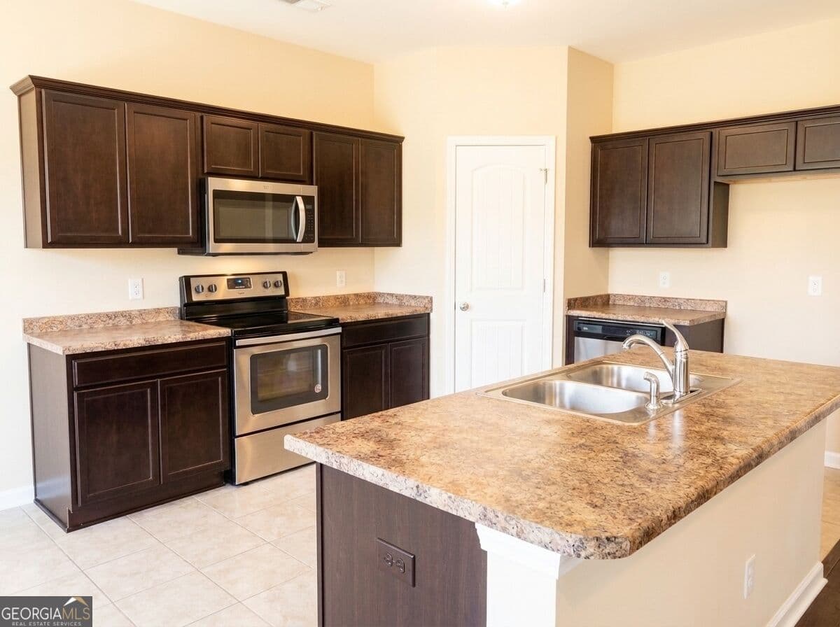 5 bedroom, 3 bathroom, 3,044 sq ft single family residence for sale at 1321 Windrow Drive, Hinesville, GA 31313 — photo 8