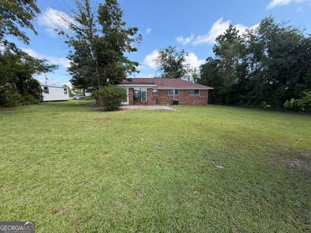 3 bedroom, 2.5 bathroom, 1,599 sq ft single family residence for sale at 815 E Edwards Street, Mount Vernon, GA 30445 — photo 3