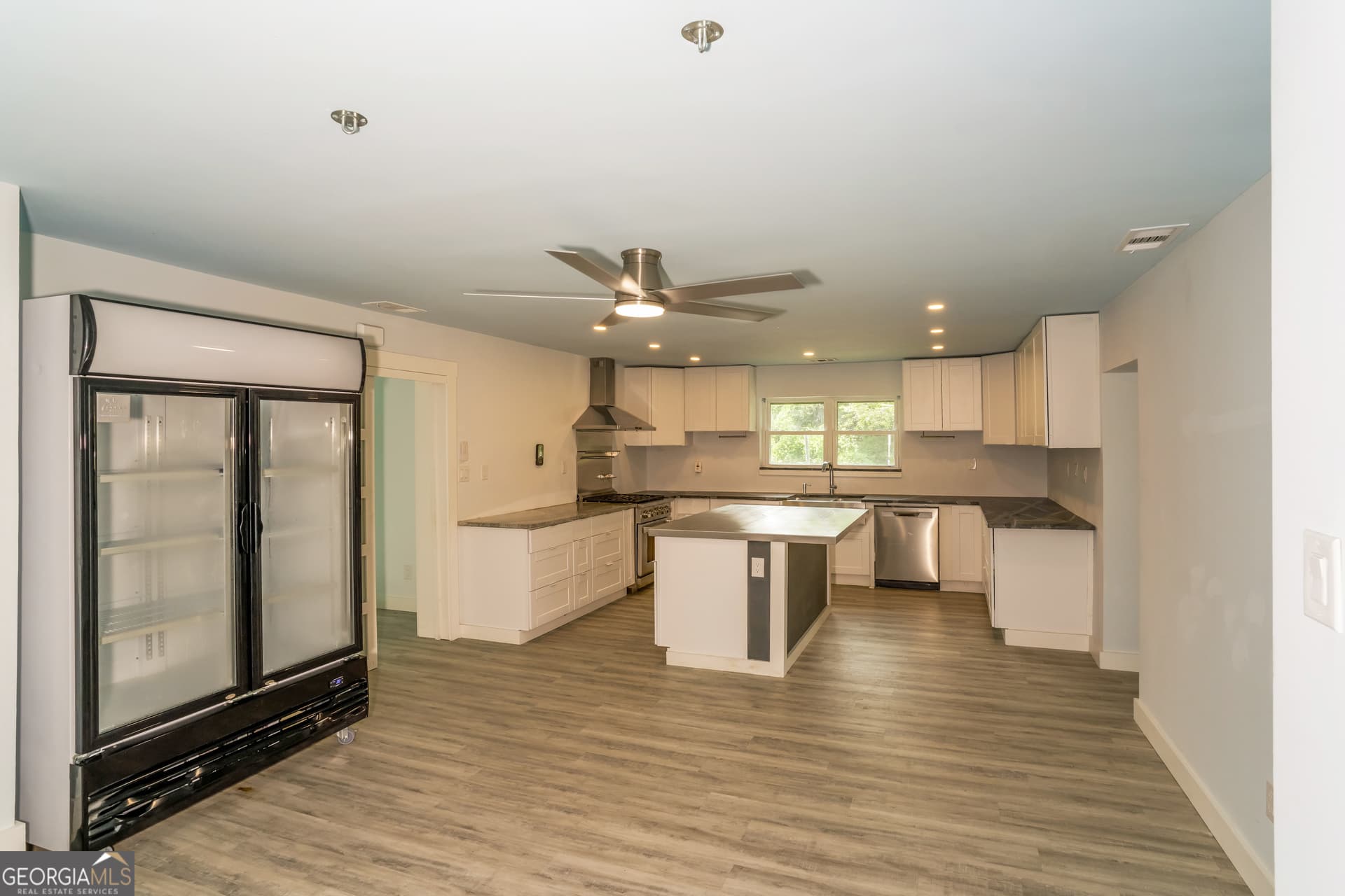 4 bedroom, 2 bathroom, 1,713 sq ft single family residence for sale at 5213 Dillon Avenue, Savannah, GA 31405 — photo 7