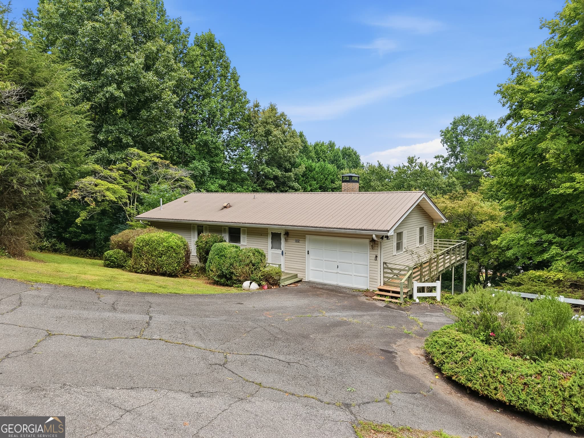2 bedroom, 2 bathroom, 1,855 sq ft single family residence under contract at 2325 Ridgecrest Circle, Hiawassee, GA 30546 — photo 2