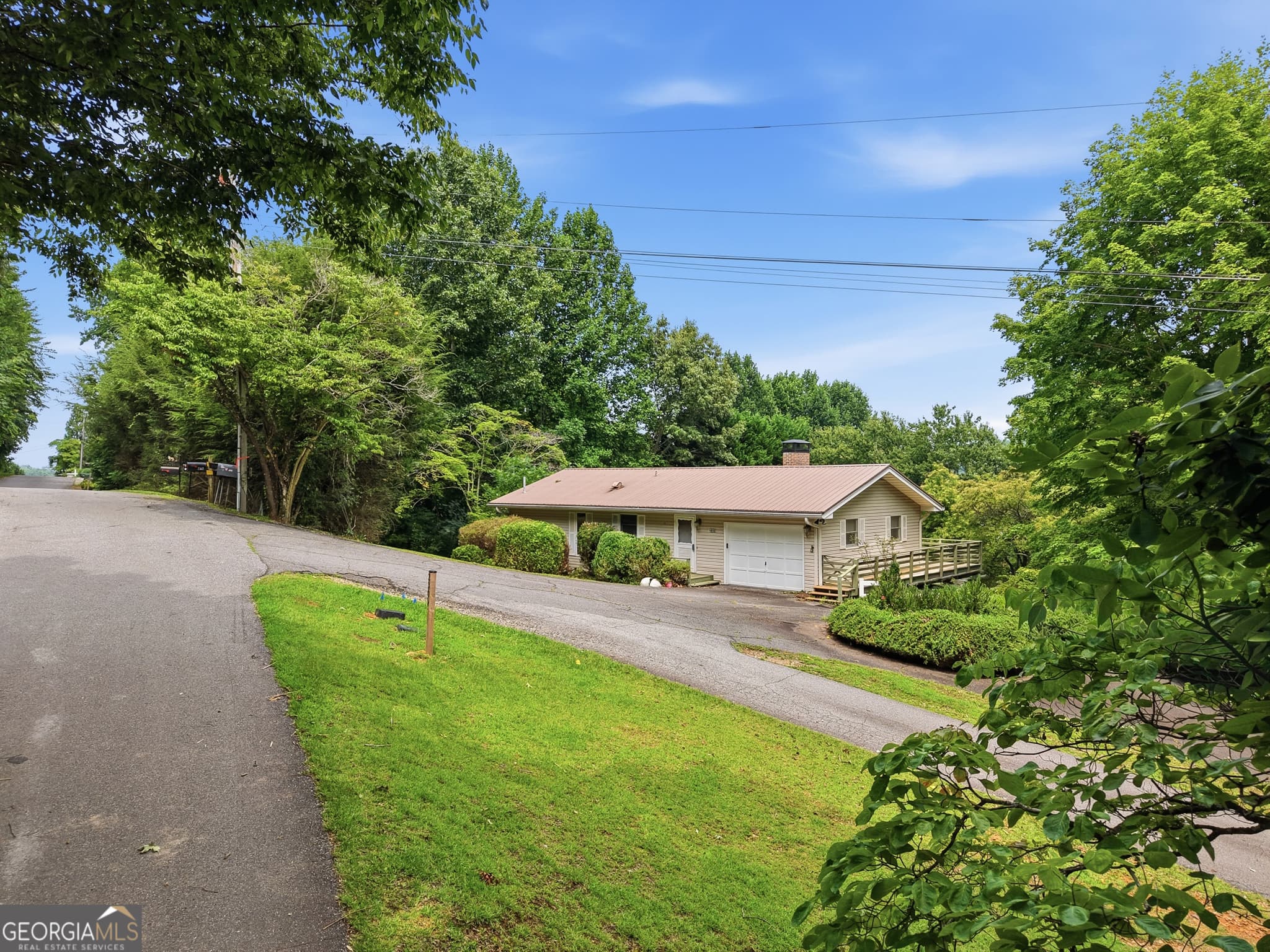 2 bedroom, 2 bathroom, 1,855 sq ft single family residence under contract at 2325 Ridgecrest Circle, Hiawassee, GA 30546 — photo 3