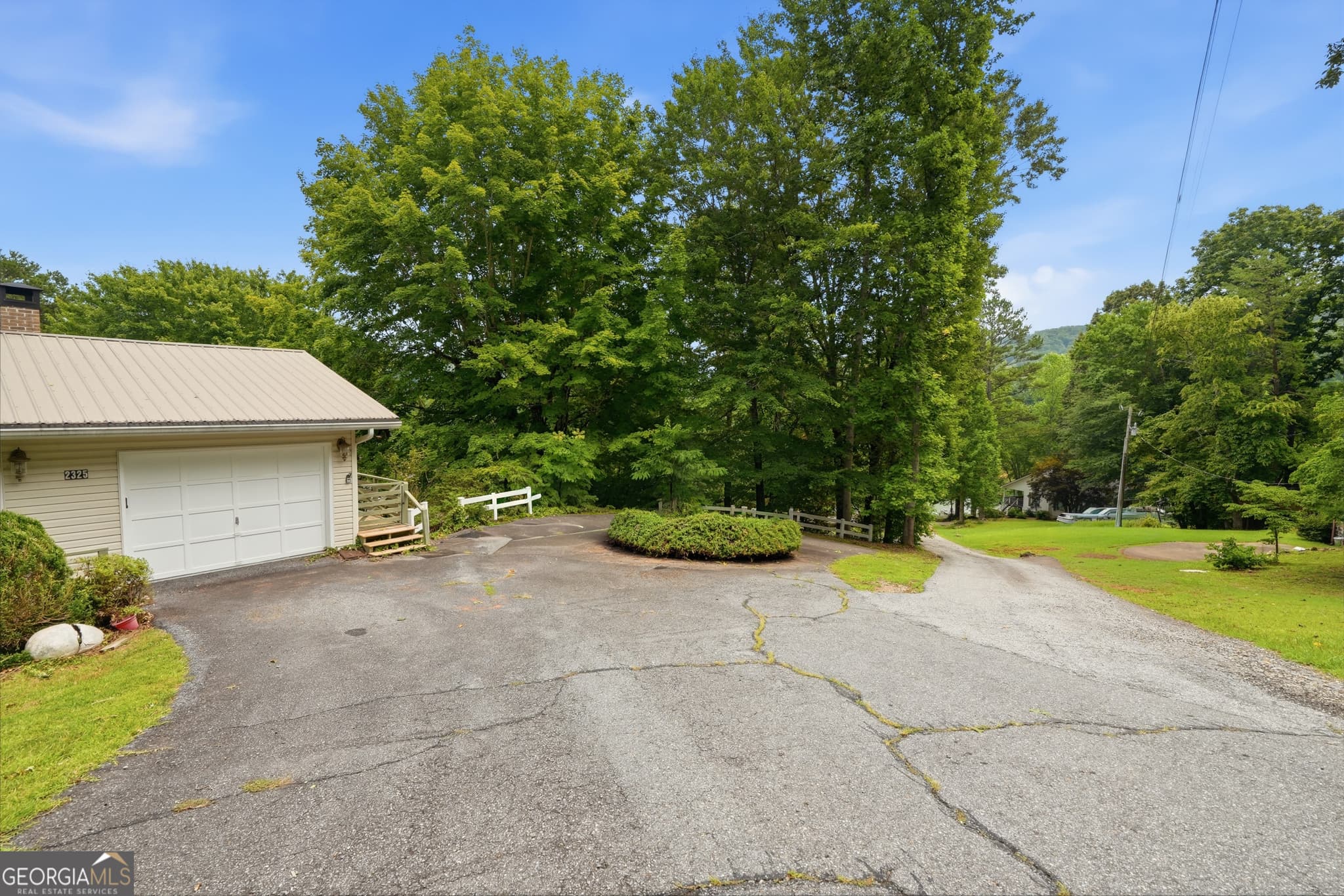 2 bedroom, 2 bathroom, 1,855 sq ft single family residence under contract at 2325 Ridgecrest Circle, Hiawassee, GA 30546 — photo 4
