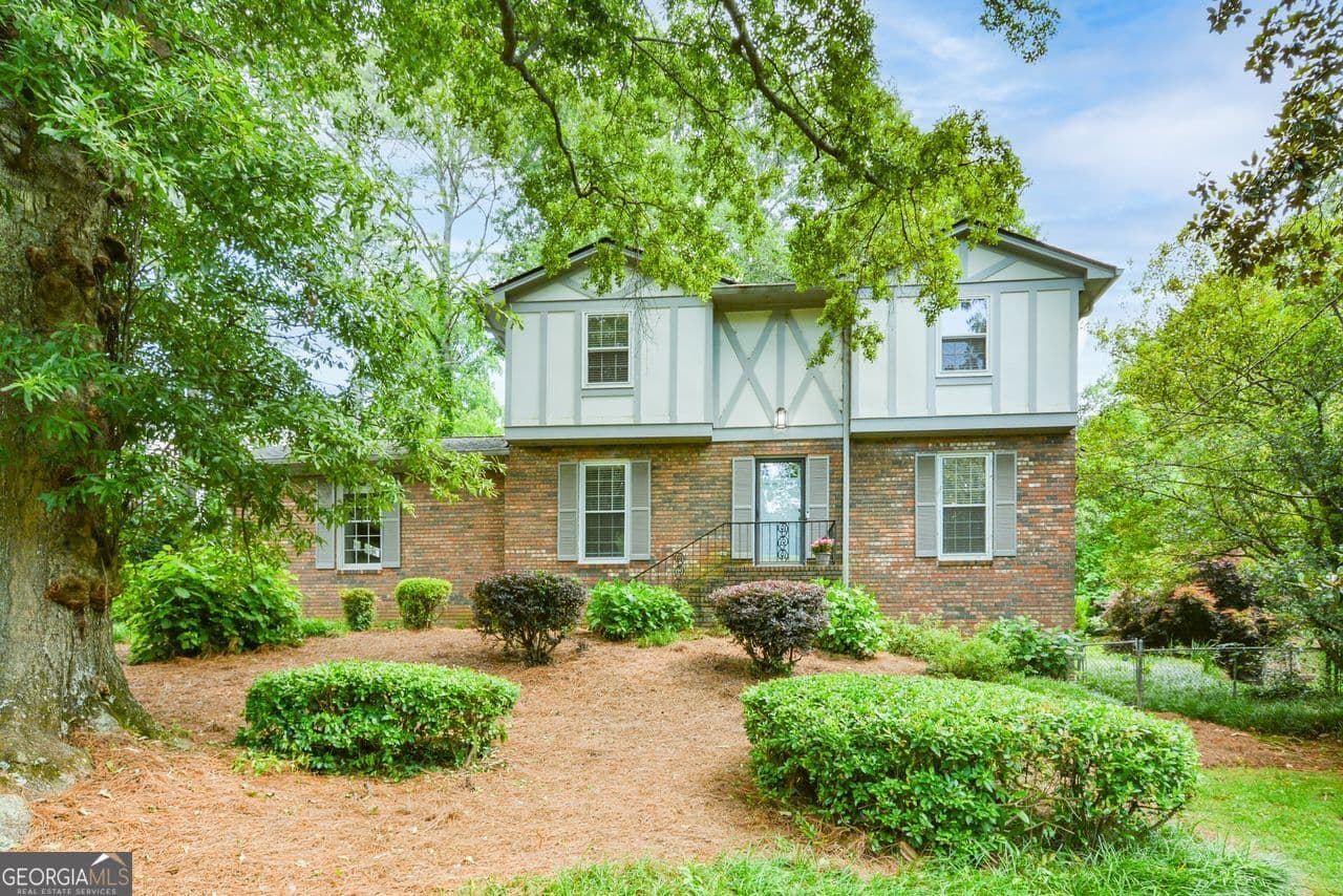 4 bedroom, 2.5 bathroom, 2,145 sq ft single family residence for rent at 435 Stonebridge Drive, Roswell, GA 30075 for $3,000 a month — photo 1 of 1