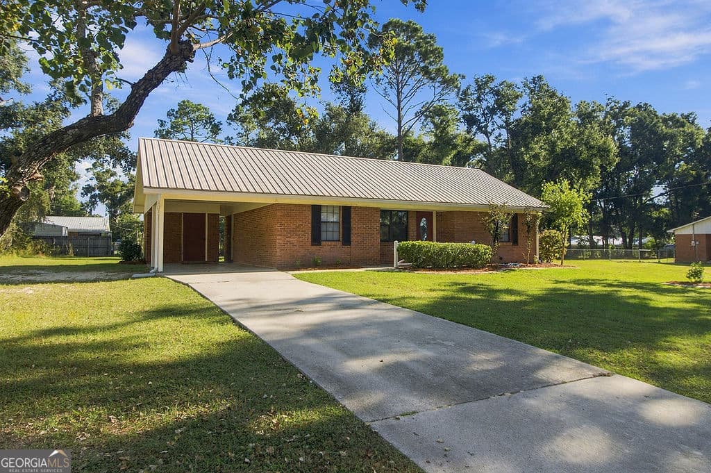 3 bedroom, 1 bathroom, 955 sq ft single family residence for sale at 4725 Warrior Drive, Lake Park, GA 31636 — photo 6