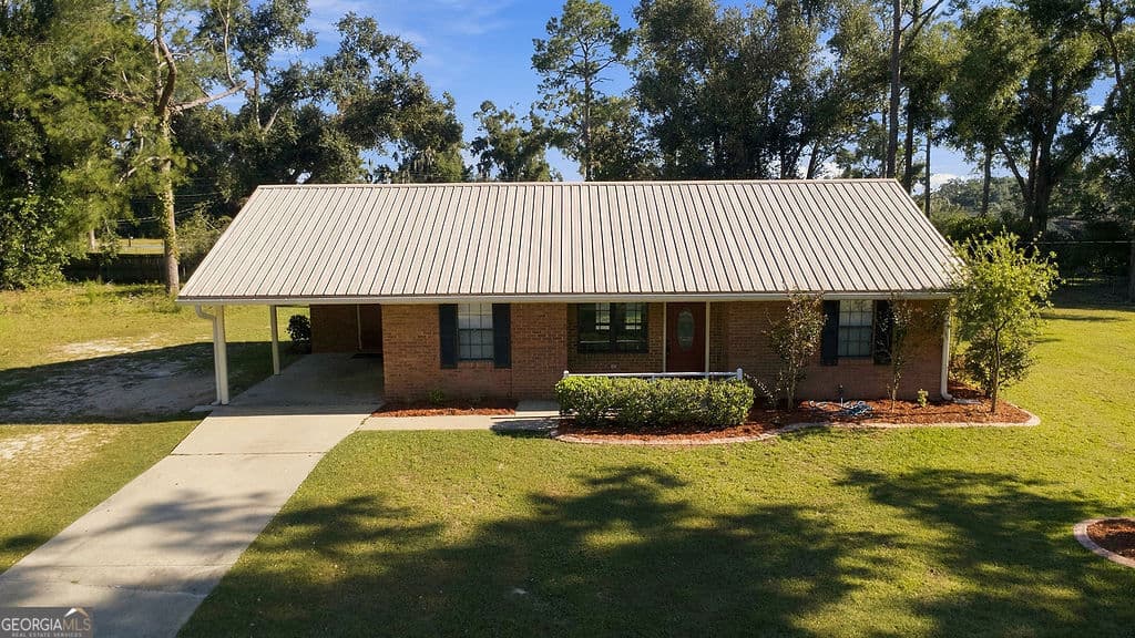 3 bedroom, 1 bathroom, 955 sq ft single family residence for sale at 4725 Warrior Drive, Lake Park, GA 31636