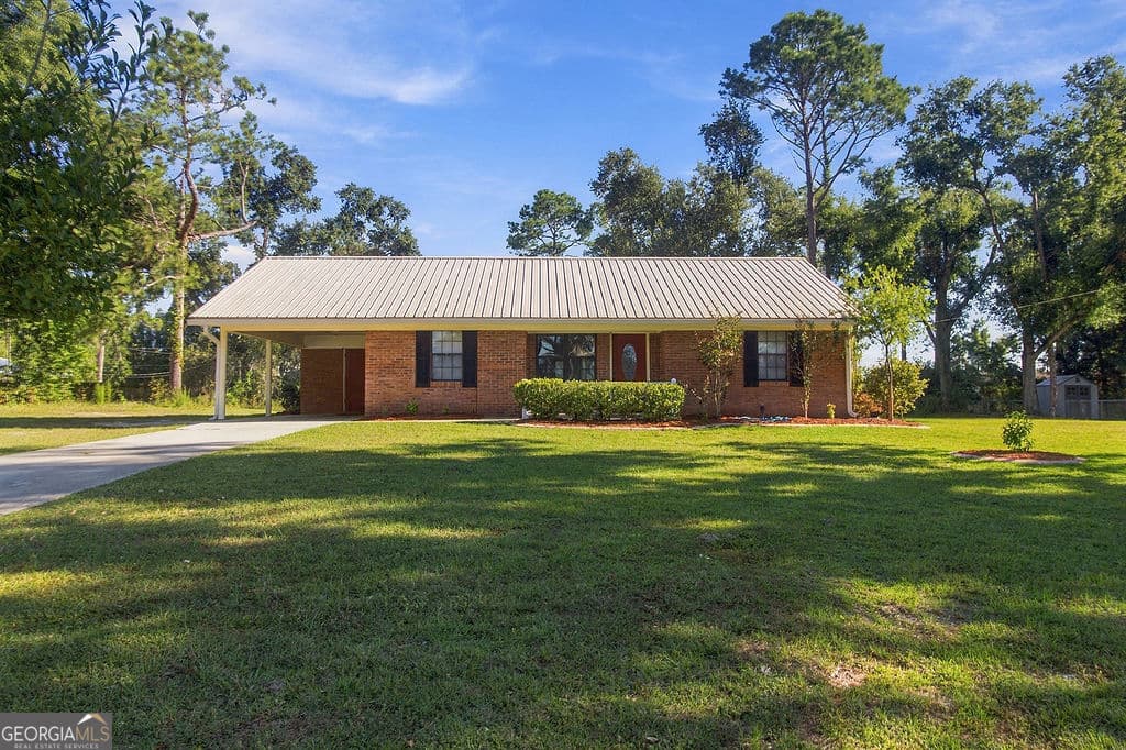 3 bedroom, 1 bathroom, 955 sq ft single family residence for sale at 4725 Warrior Drive, Lake Park, GA 31636 — photo 5
