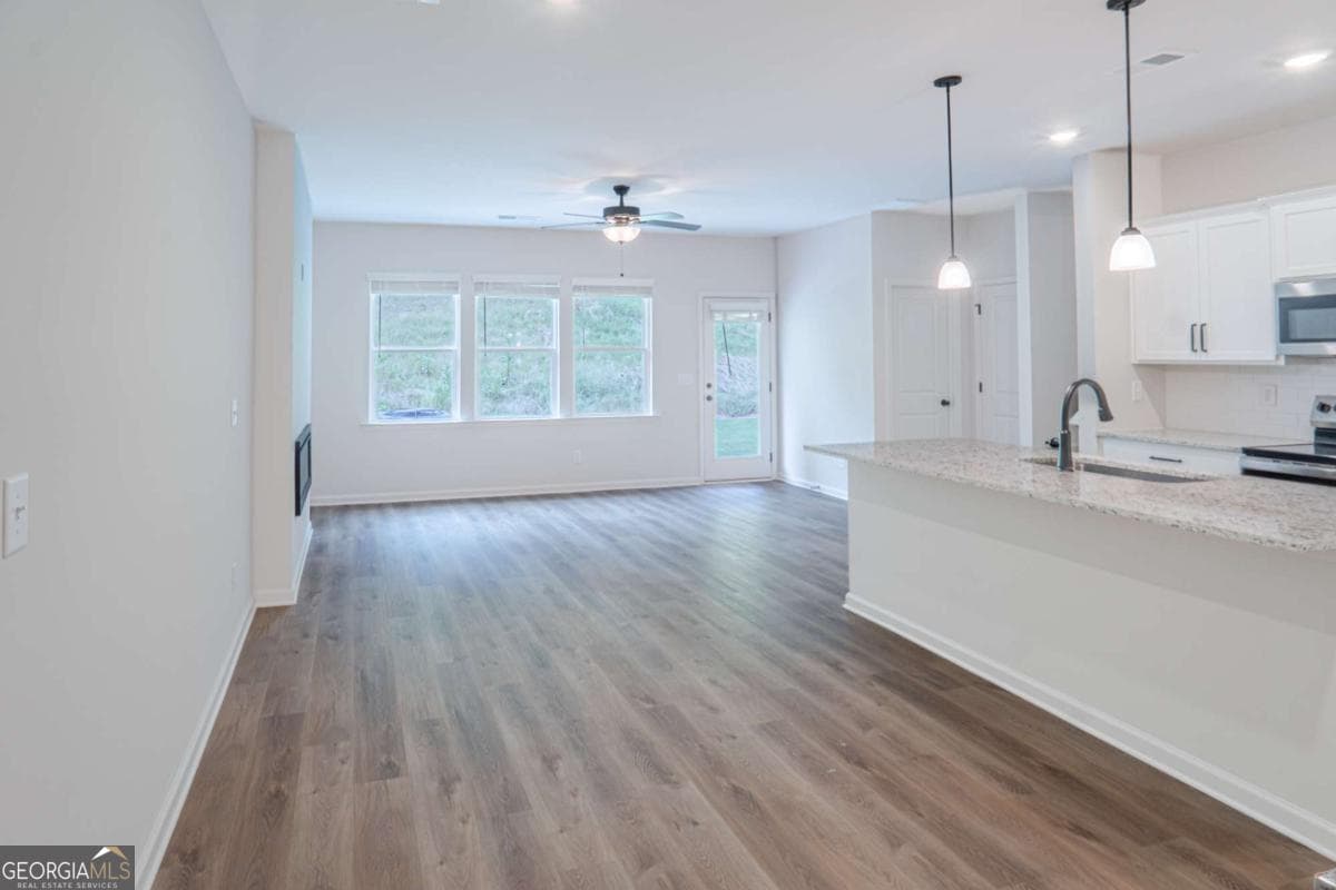 3 bedroom, 3 bathroom townhouse for rent at 411 Summit View Lane 3, Jasper, GA 30143 for $1,995 a month — photo 2