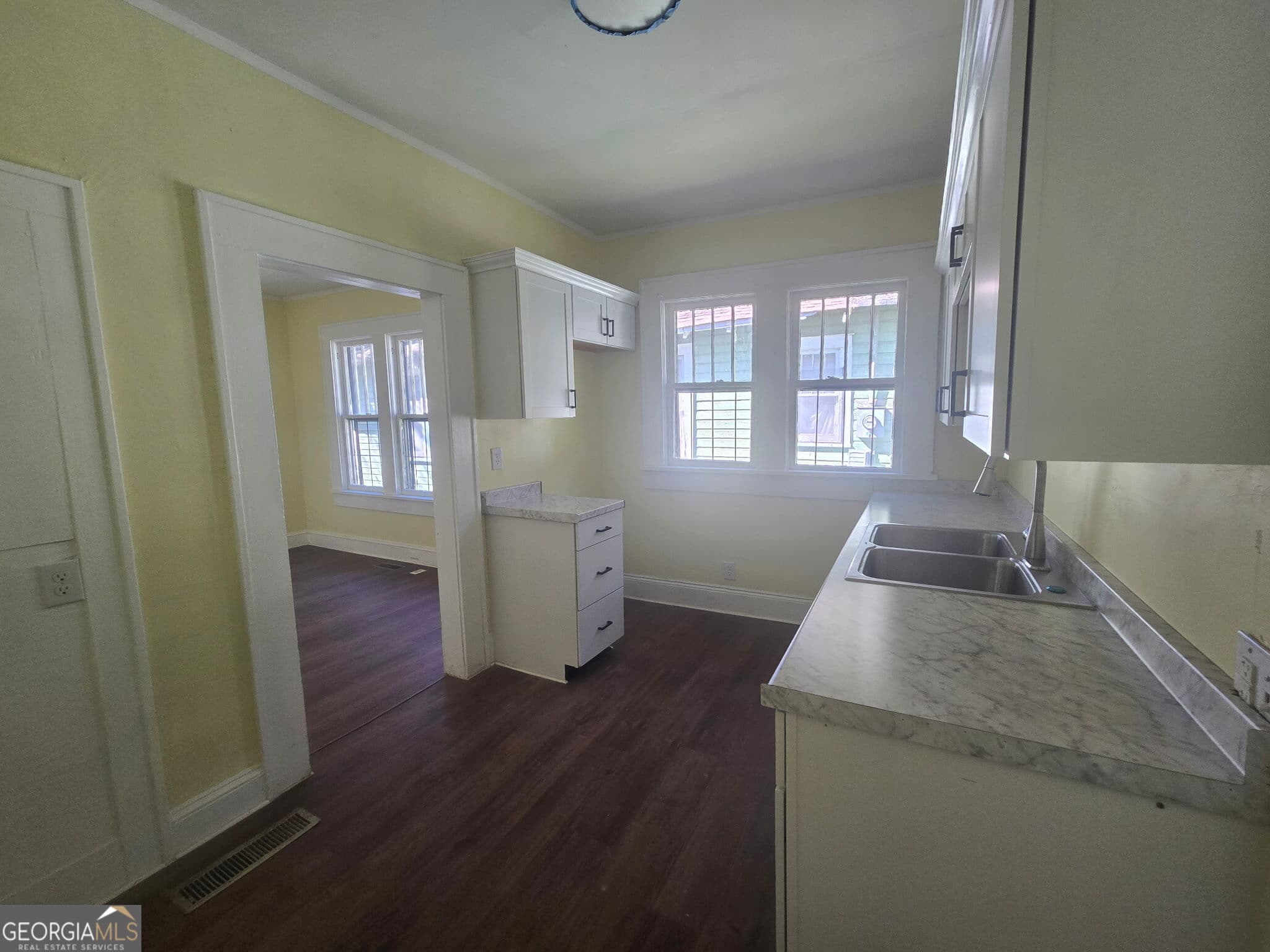 2 bedroom, 1 bathroom, 1,039 sq ft single family residence for sale at 217 W 2nd Avenue, Albany, GA 31701 — photo 5