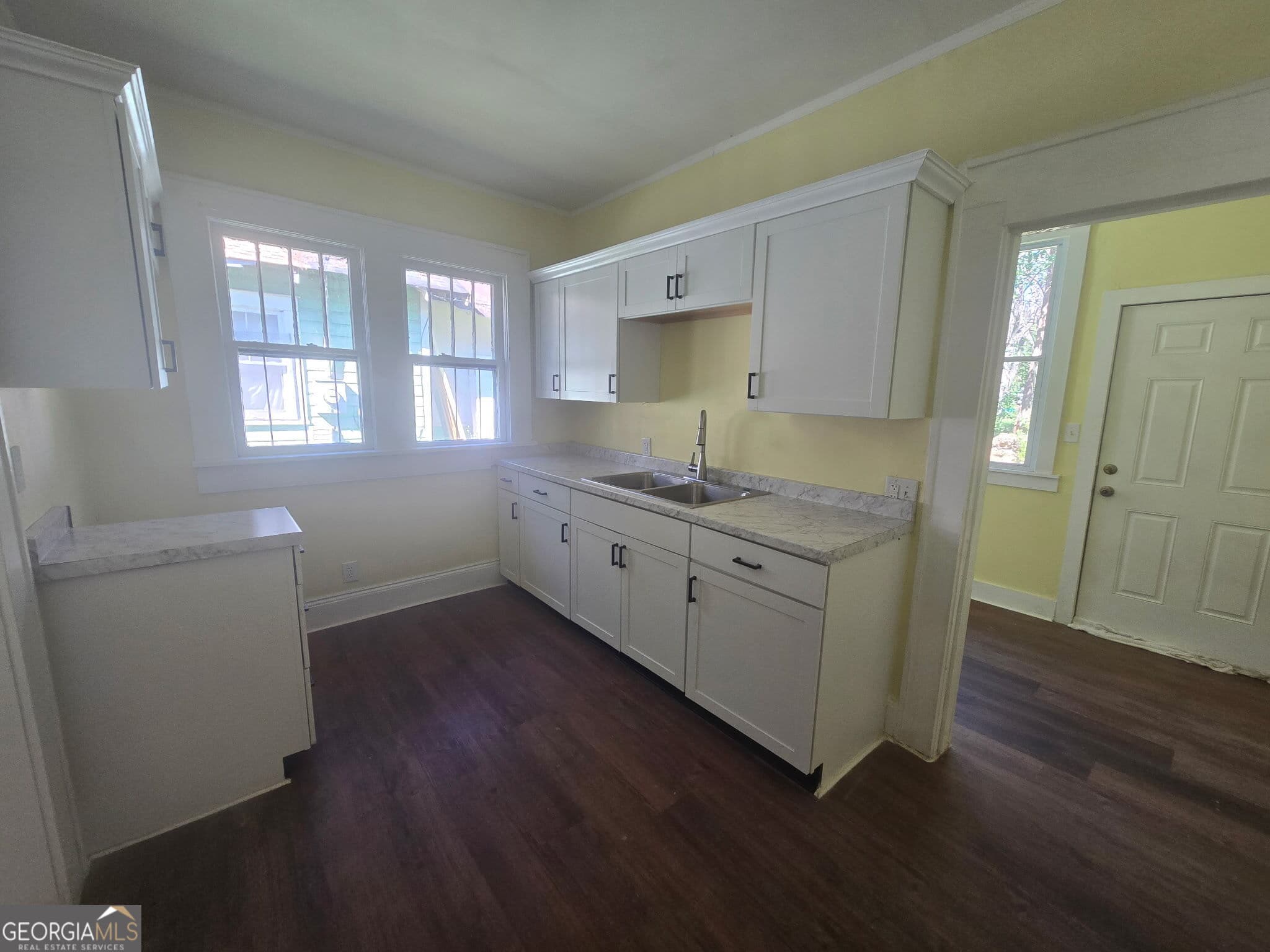 2 bedroom, 1 bathroom, 1,039 sq ft single family residence for sale at 217 W 2nd Avenue, Albany, GA 31701 — photo 4
