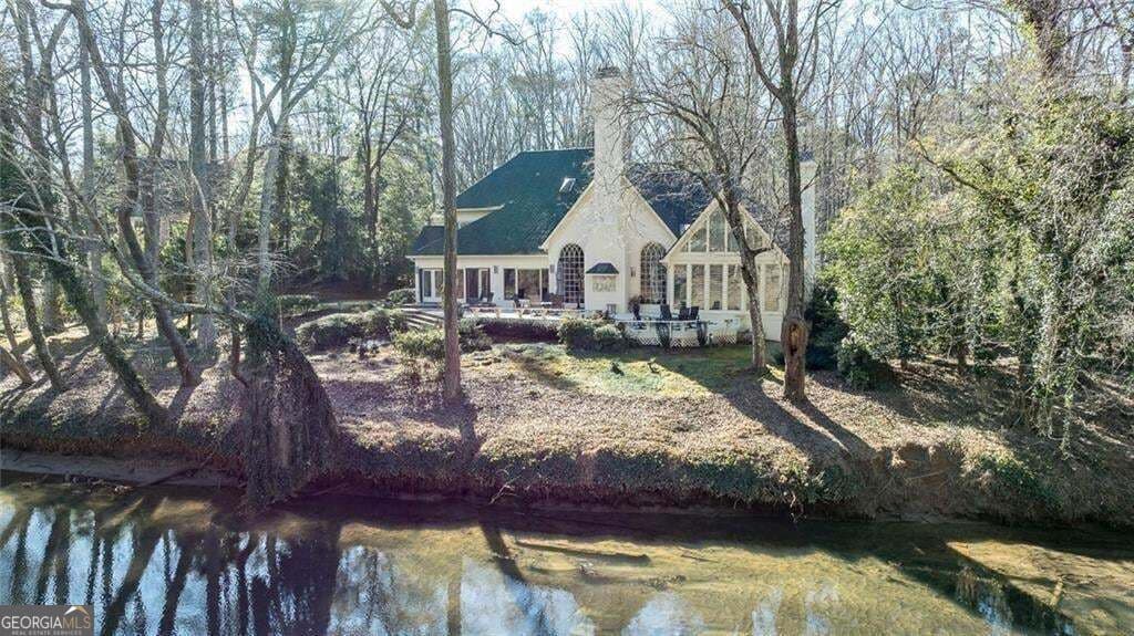5 bedroom, 4.5 bathroom, 5,561 sq ft single family residence for sale at 325 Riverhall Court, Sandy Springs, GA 30350 — photo 4