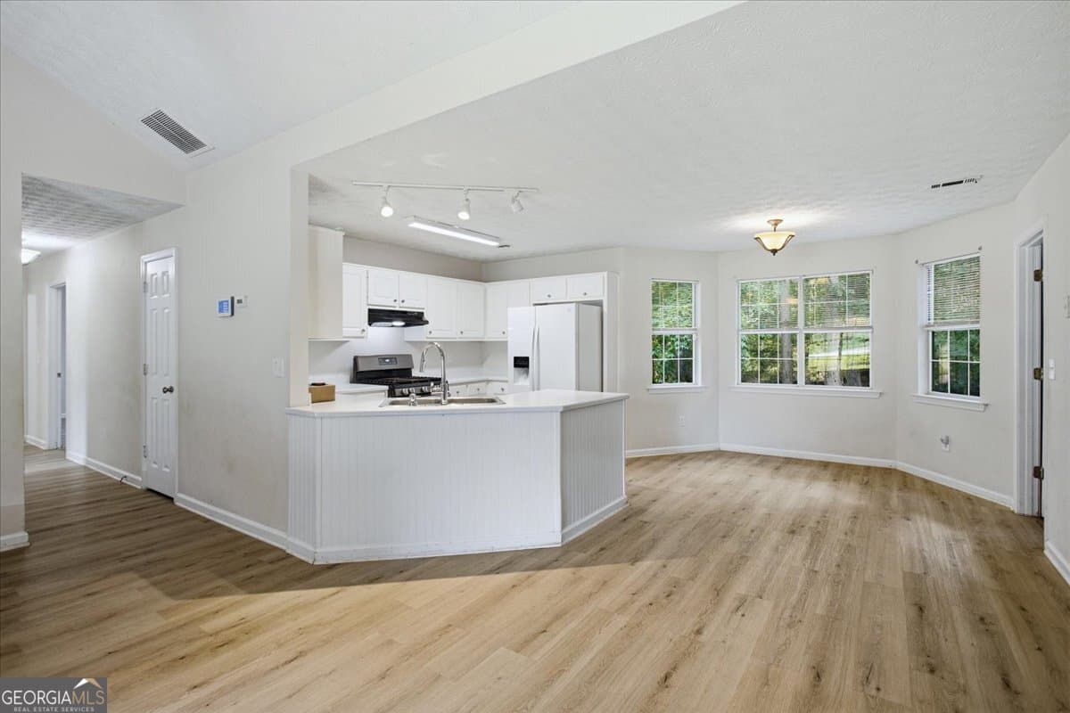 3 bedroom, 2 bathroom, 1,404 sq ft single family residence for sale at 170 Sable Circle, Covington, GA 30016 — photo 6