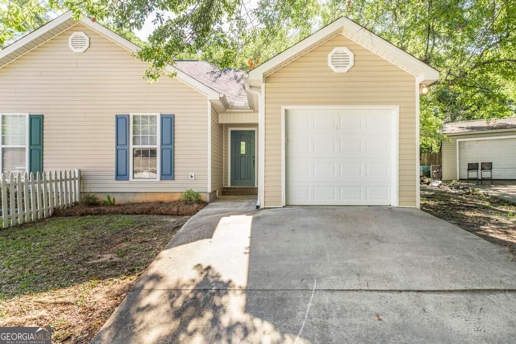2 bedroom, 2 bathroom, 1,162 sq ft single family residence for sale at 5 Pine Shadow Court, Centerville, GA 31028