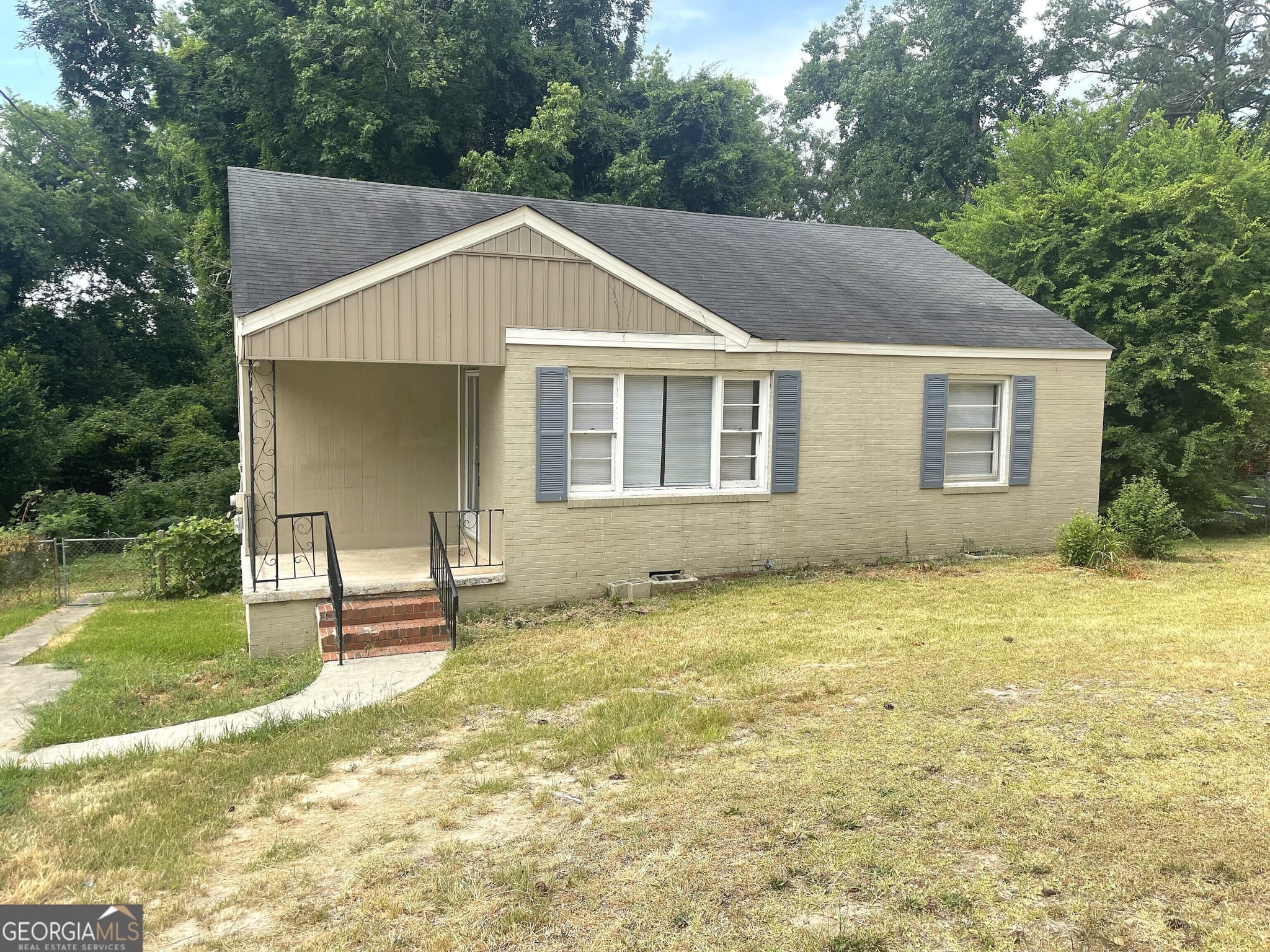 3 bedroom, 1 bathroom, 928 sq ft single family residence for sale at 2063 Bayswater Road, Macon, GA 31211 — photo 1 of 8