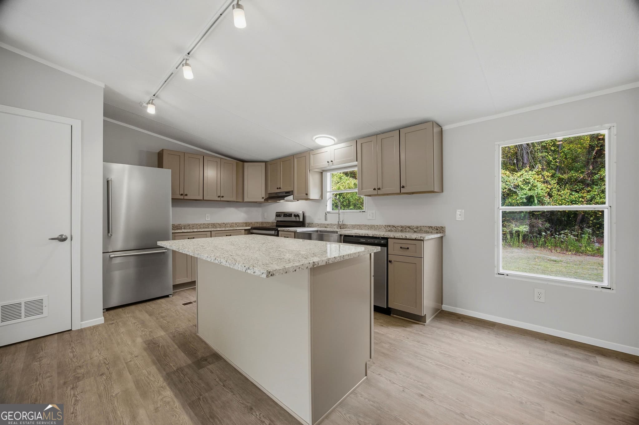 3 bedroom, 2 bathroom, 1,680 sq ft manufactured home,single family residence for sale at 337 Valley View Drive, Byron, GA 31008 — photo 10