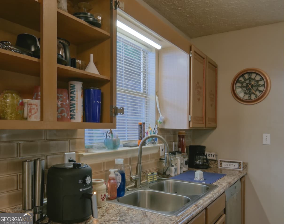 4 bedroom, 2 bathroom, 1,877 sq ft single family residence for sale at 107 Honeysuckle Lane, Stockbridge, GA 30281 — photo 5