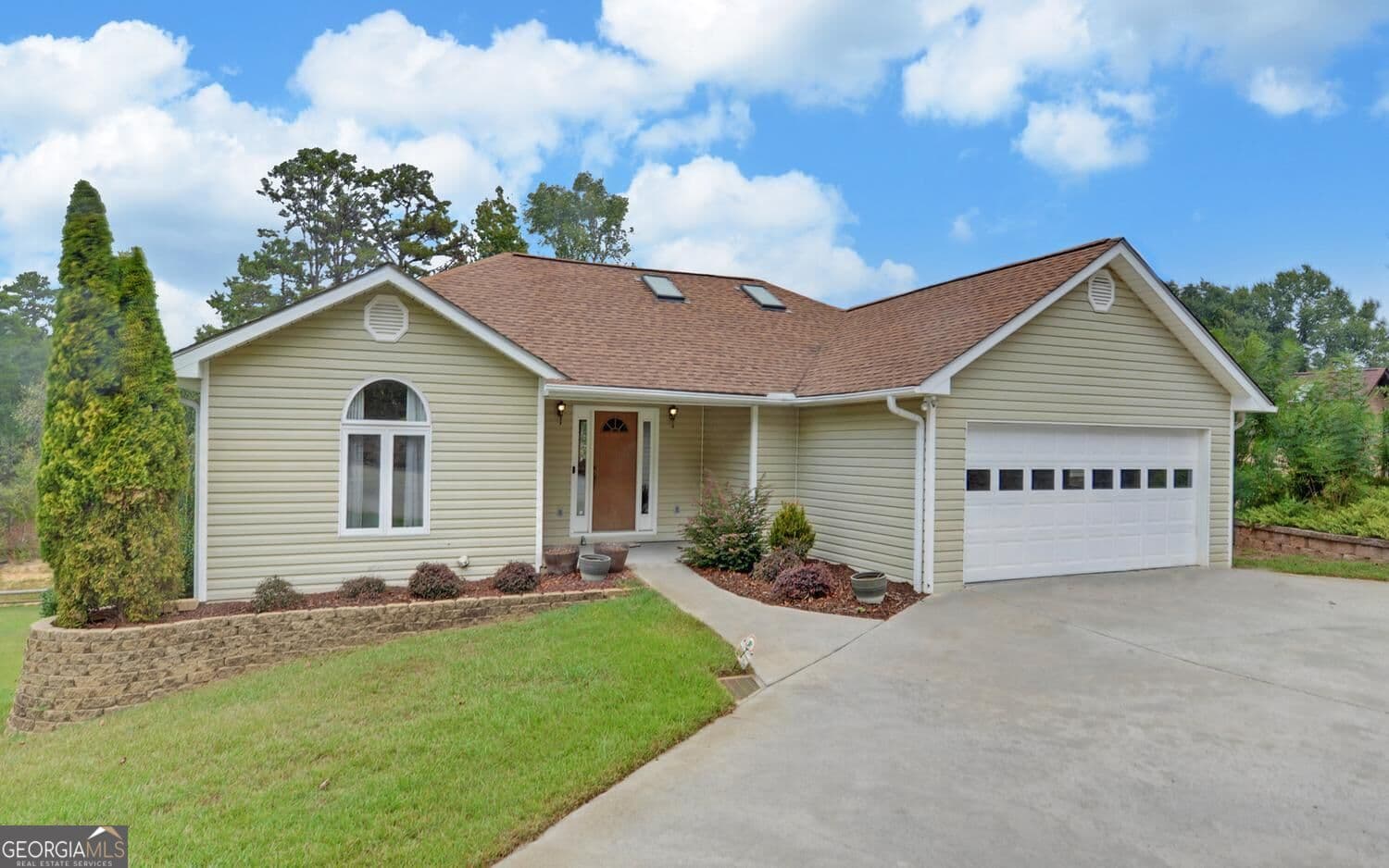 5 bedroom, 3 bathroom, 3,067 sq ft single family residence for sale at 300 Knox Circle, Lavonia, GA 30553