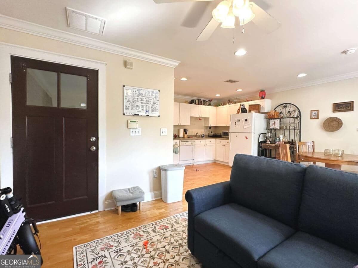 1 bedroom, 1 bathroom, 825 sq ft condominium for sale at 490 Barnett Shoals Road 610, Athens, GA 30605 — photo 3