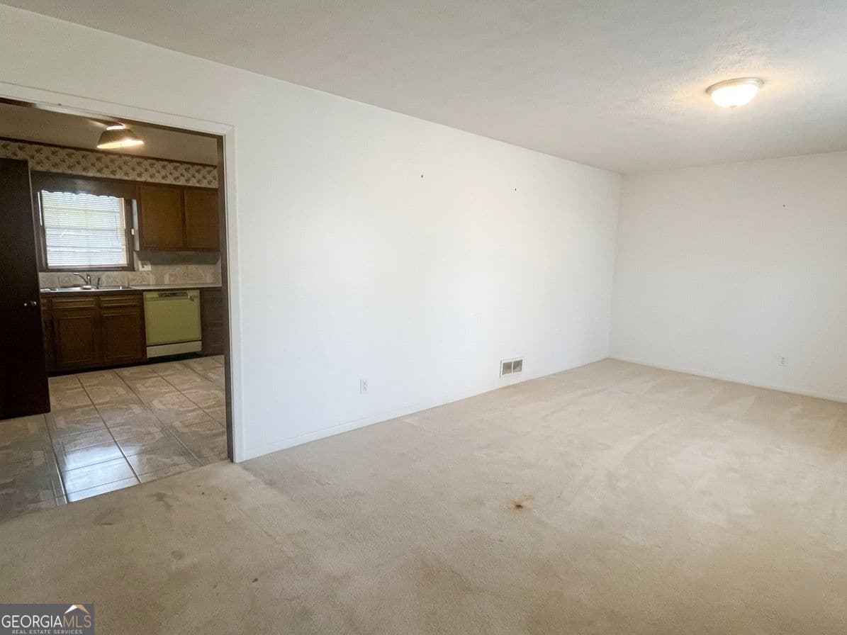 3 bedroom, 1.5 bathroom, 1,652 sq ft single family residence for sale at 279 Timberland Trail, Riverdale, GA 30274 — photo 3