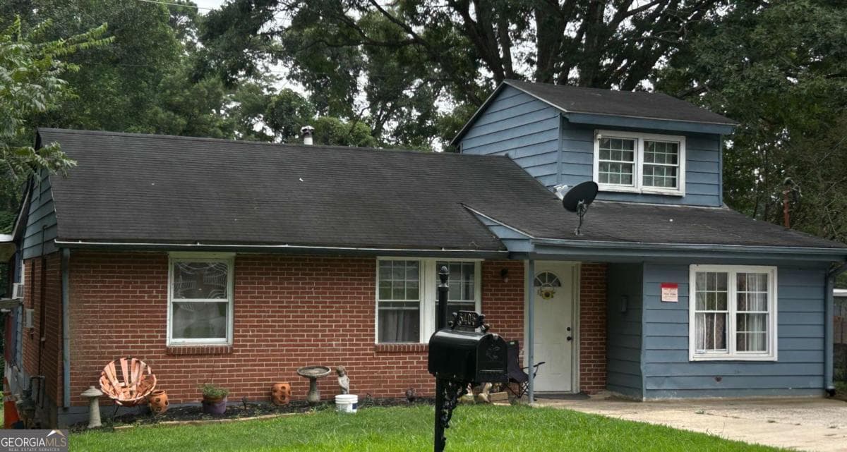 5 bedroom, 3 bathroom, 1,736 sq ft single family residence for sale at 5405 Lee Circle, Forest Park, GA 30297 — photo 1 of 19