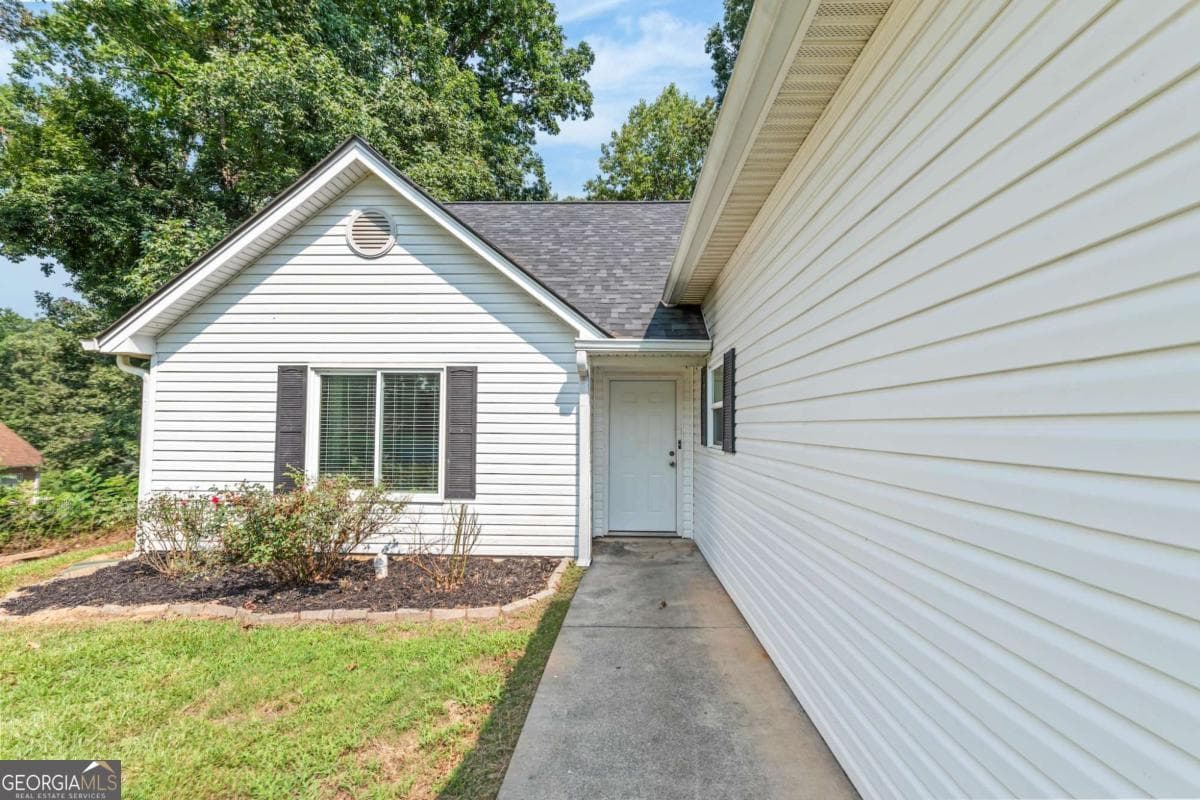 4 bedroom, 2 bathroom, 2,100 sq ft single family residence for sale at 185 Jimmy Reynolds Drive, Jefferson, GA 30549 — photo 2