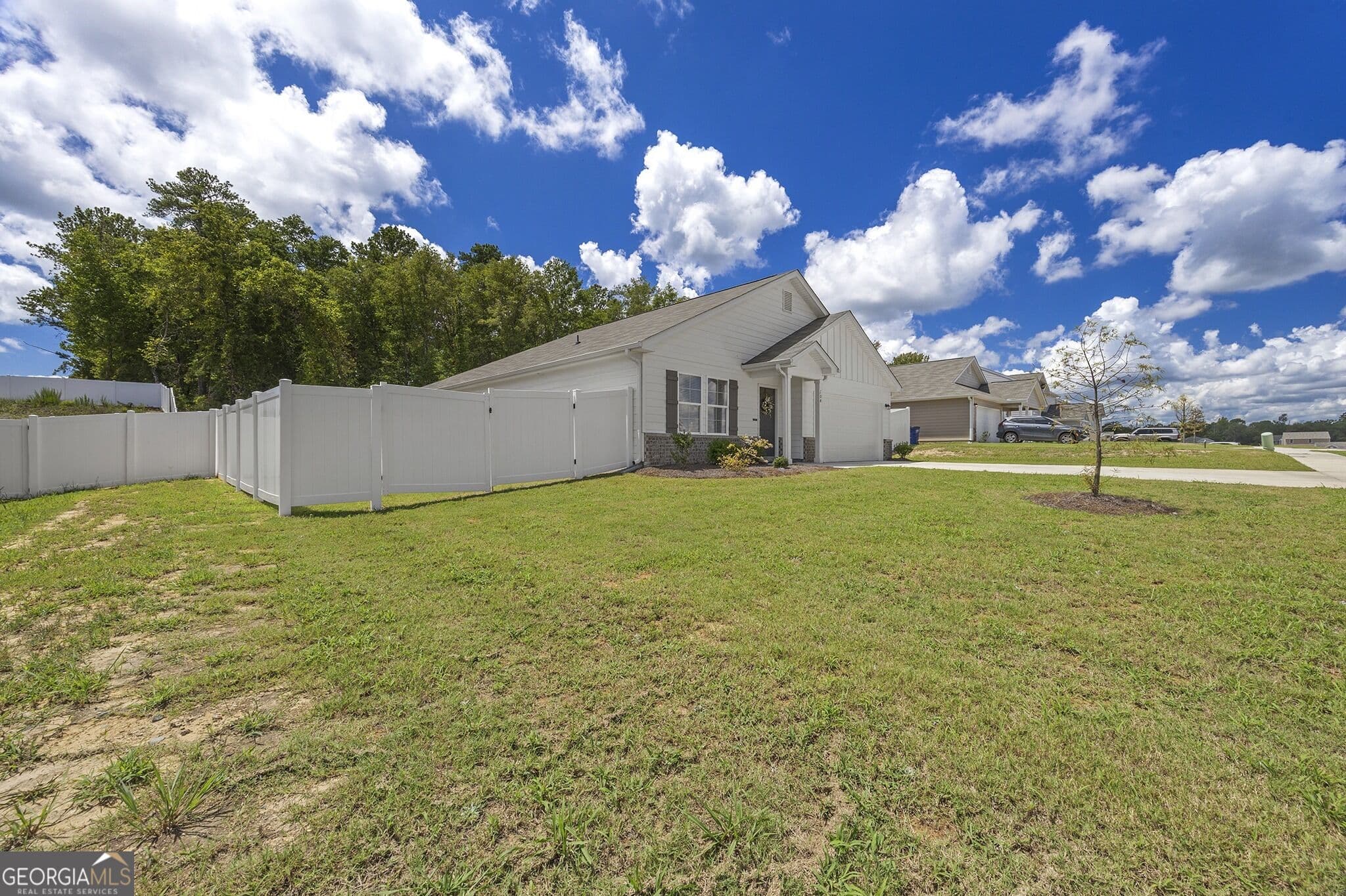 4 bedroom, 2 bathroom, 1,684 sq ft single family residence for sale at 104 Dream Catcher Drive, Lizella, GA 31052 — photo 2