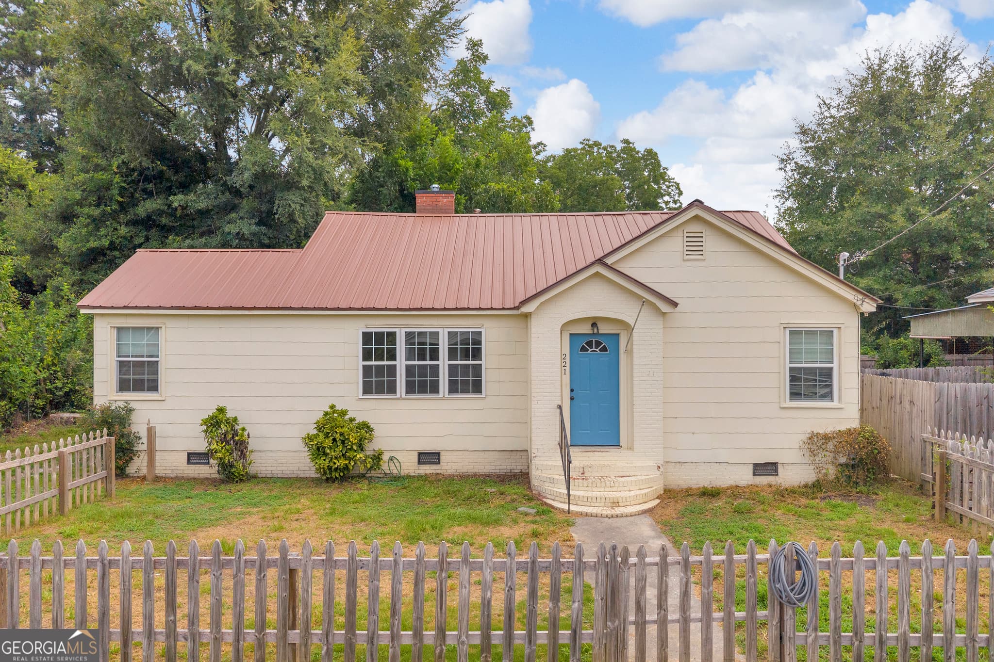 3 bedroom, 2 bathroom, 1,264 sq ft single family residence for sale at 221 Edwards Street, Elberton, GA 30635