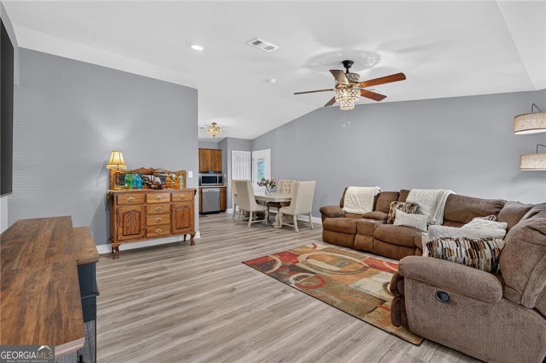 3 bedroom, 2 bathroom, 1,512 sq ft single family residence under contract at 903 B Poplar Street, Guyton, GA 31312 — photo 6