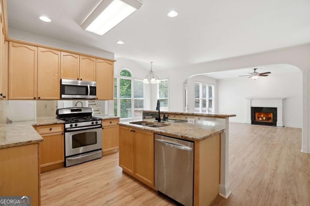 4 bedroom, 2.5 bathroom, 2,648 sq ft single family residence for sale at 4025 Eyrie Farms Lane, Cumming, GA 30041 — photo 7