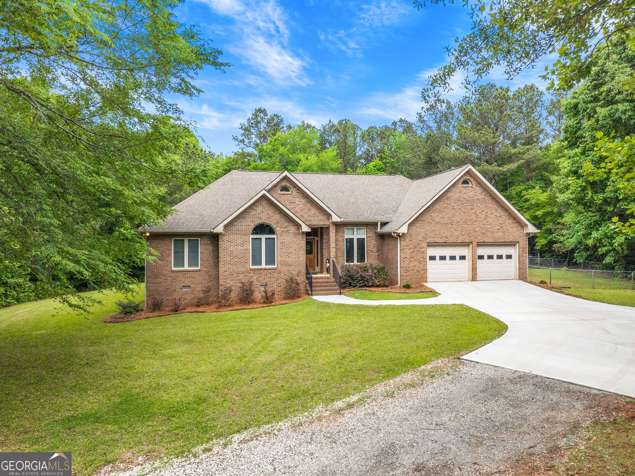 3 bedroom, 2 bathroom, 2,267 sq ft single family residence for sale at 1370 Deerwood Drive, Madison, GA 30650 — photo 2