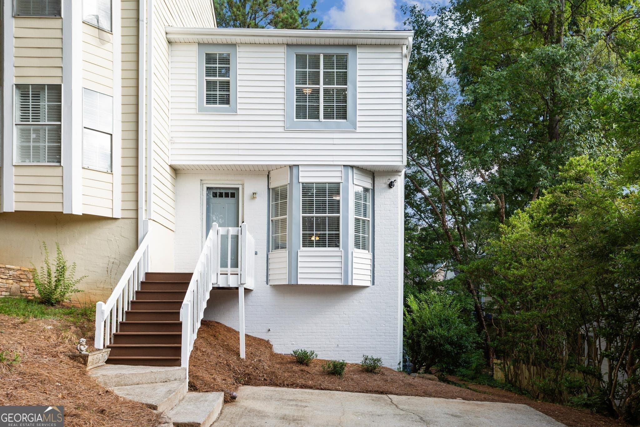 3 bedroom, 3.5 bathroom, 1,838 sq ft townhouse for rent at 5212 Laurel Bridge Drive, Smyrna, GA 30082 for $2,600 a month — photo 1 of 41