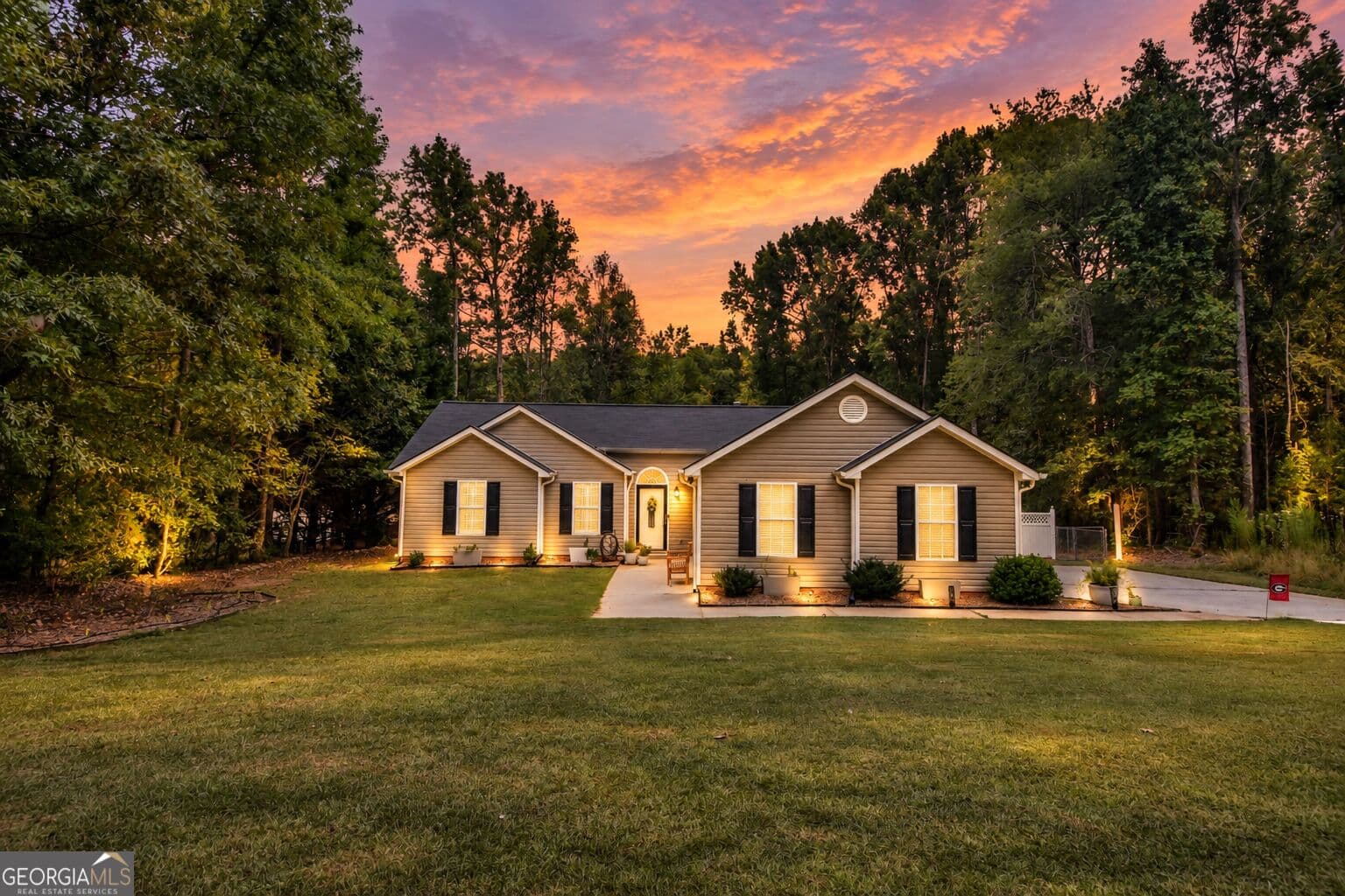 3 bedroom, 2 bathroom, 1,352 sq ft single family residence for sale at 295 Hayward Bishop Way, Senoia, GA 30276 — photo 1 of 48