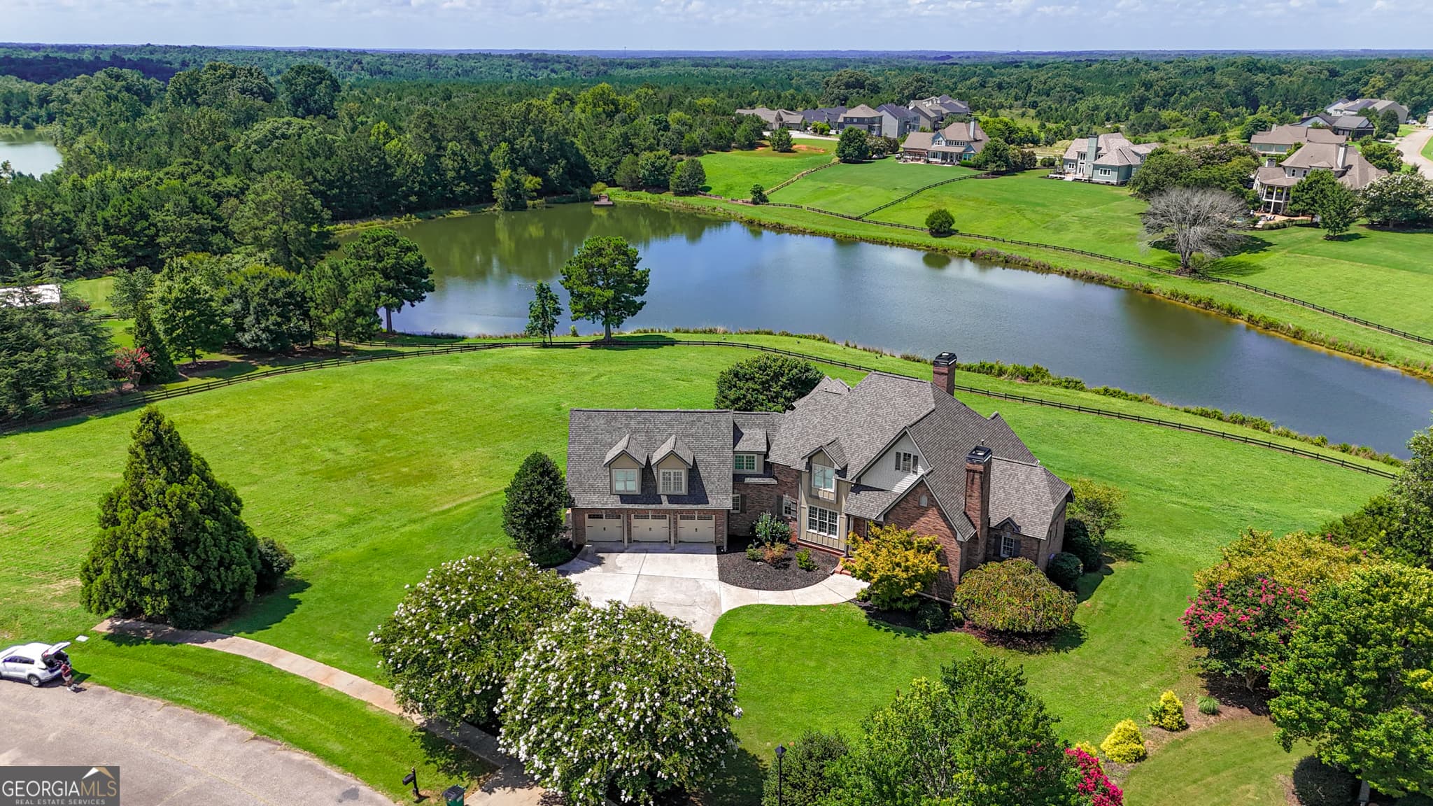 5 bedroom, 4.5 bathroom, 4,555 sq ft single family residence for sale at 1031 Jasmine Lane, Madison, GA 30650 — photo 2