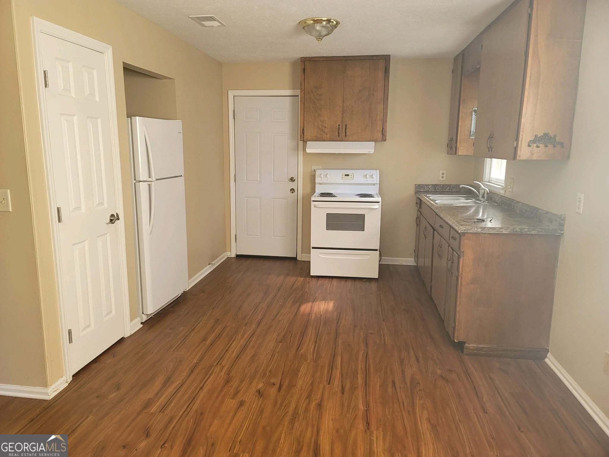 4 bedroom, 2 bathroom, 1,536 sq ft single family residence for sale at 1210 Douglas Circle, Americus, GA 31709 — photo 2