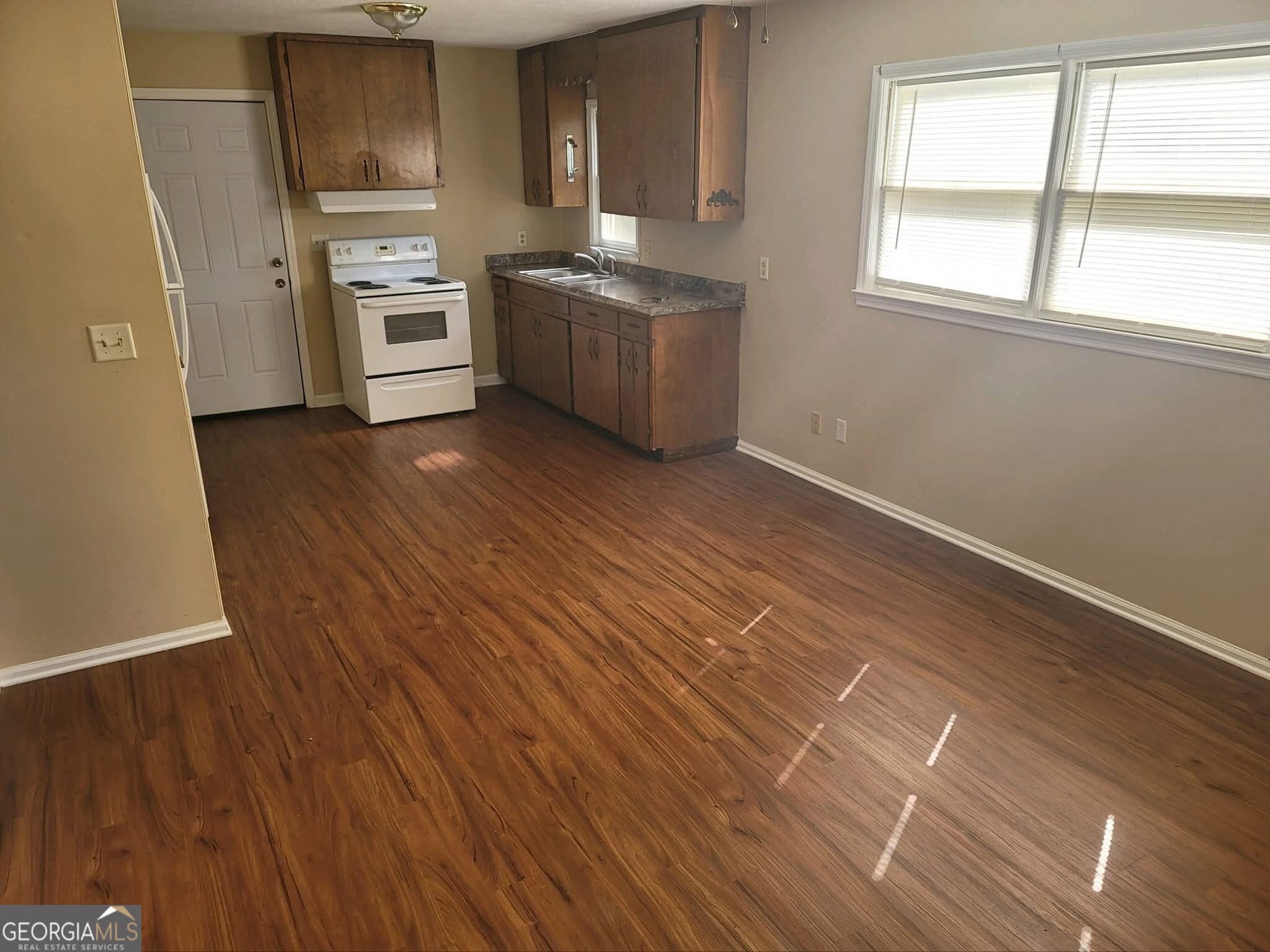 4 bedroom, 2 bathroom, 1,536 sq ft single family residence for sale at 1210 Douglas Circle, Americus, GA 31709 — photo 3