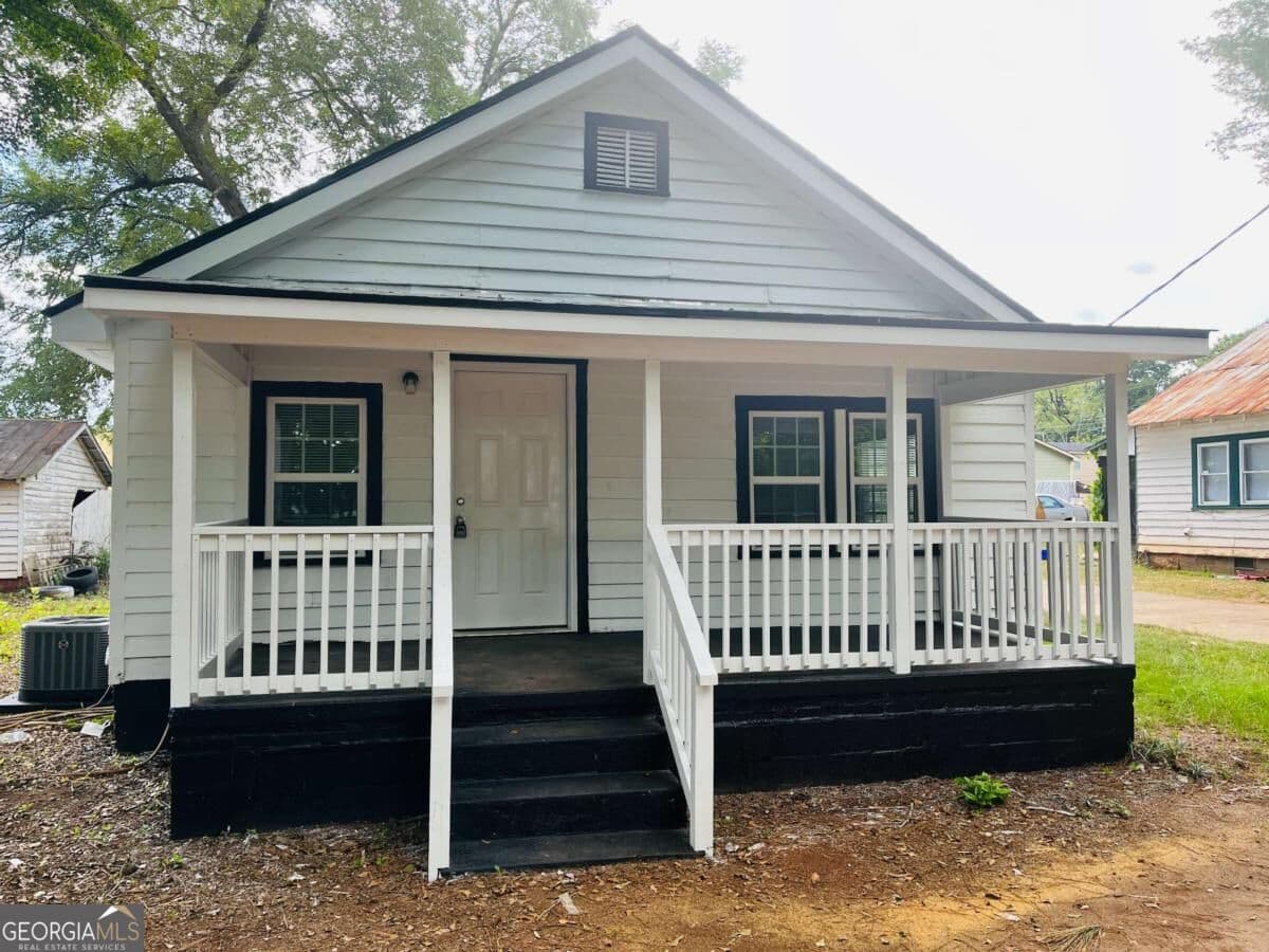 2 bedroom, 1 bathroom, 721 sq ft single family residence for rent at 204 Colonial Street, Lagrange, GA 30240 for $1,150 a month — photo 1 of 1