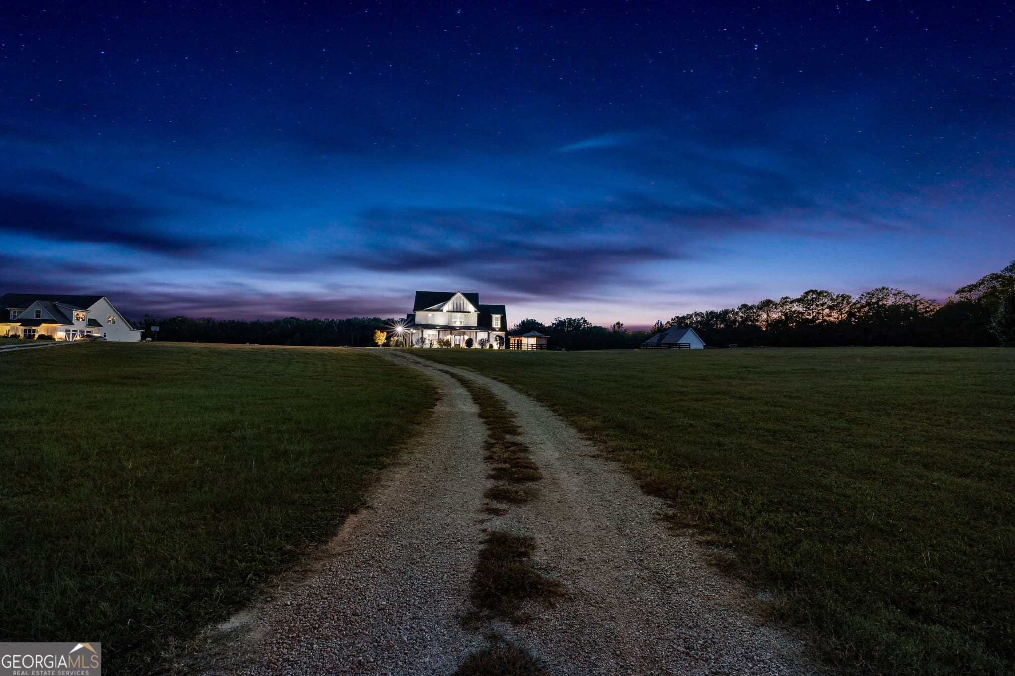 4 bedroom, 2.5 bathroom, 3,204 sq ft single family residence for sale at 1082 Gray Girls Road, Senoia, GA 30276 — photo 2