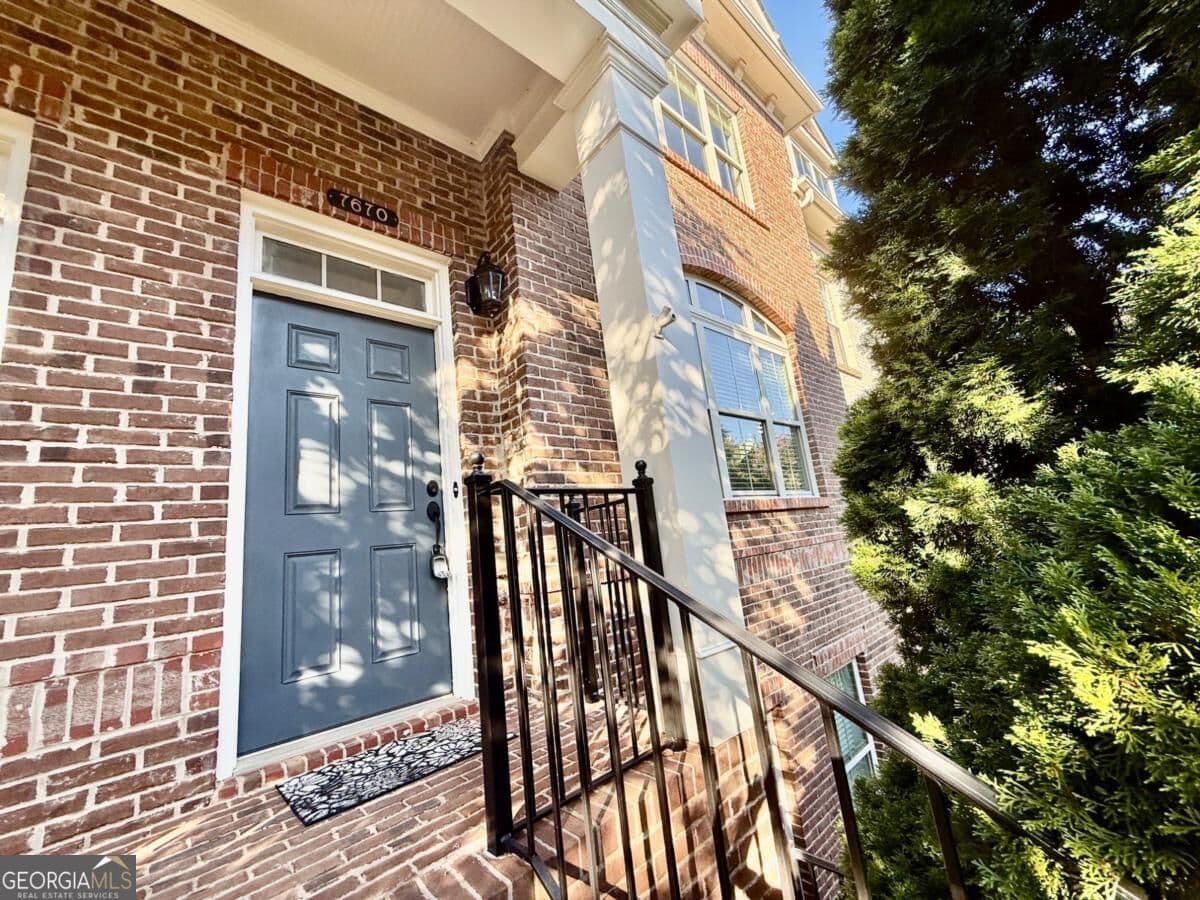 3 bedroom, 3.5 bathroom townhouse for sale at 7670 Willoughby Court, Alpharetta, GA 30005 — photo 2