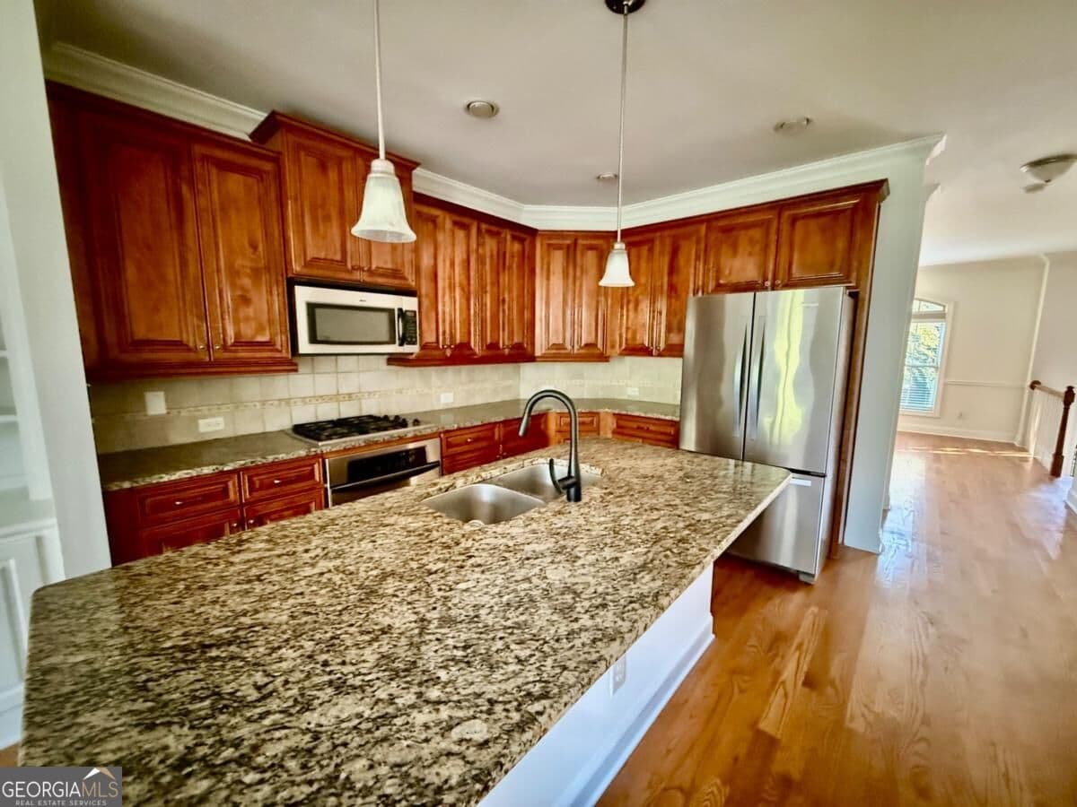 3 bedroom, 3.5 bathroom townhouse for sale at 7670 Willoughby Court, Alpharetta, GA 30005 — photo 5