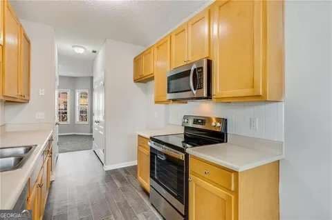 3 bedroom, 2.5 bathroom townhouse for rent at 762 Commerce Boulevard, Riverdale, GA 30296 for $2,000 a month — photo 2